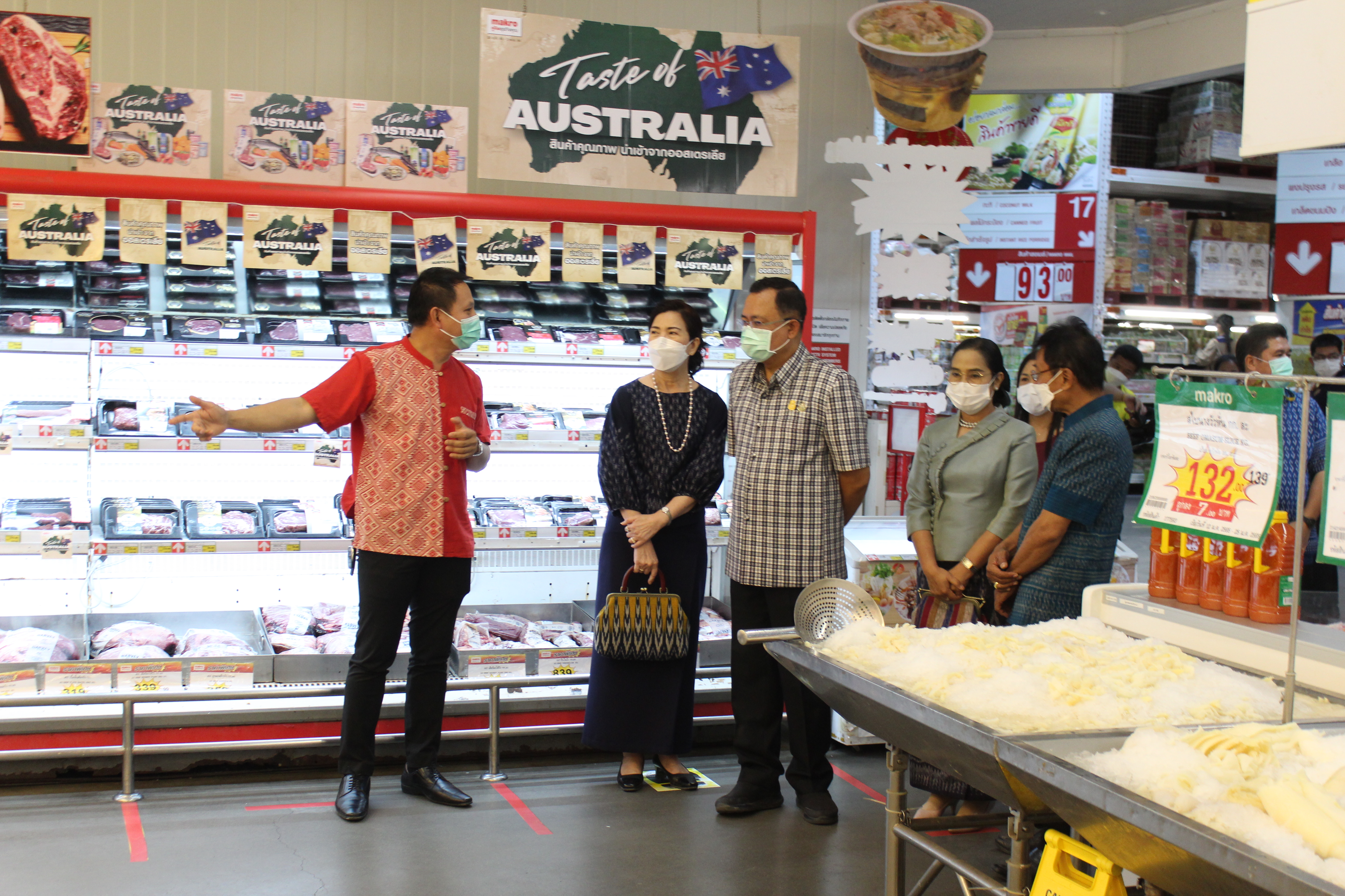 พช.ยโสธร  ผู้ว่าราชการจังหวัดยโสธรพร้อมด้วยชมรมแม่บ้านมหาดไทย เชิญชวนพนักงานห้างสรรพสินค้าโลตัสและแมคโคร สวมใส่  ผ้าไทย ตามโครงการ “ผ้าไทย ใส่ให้สนุก”