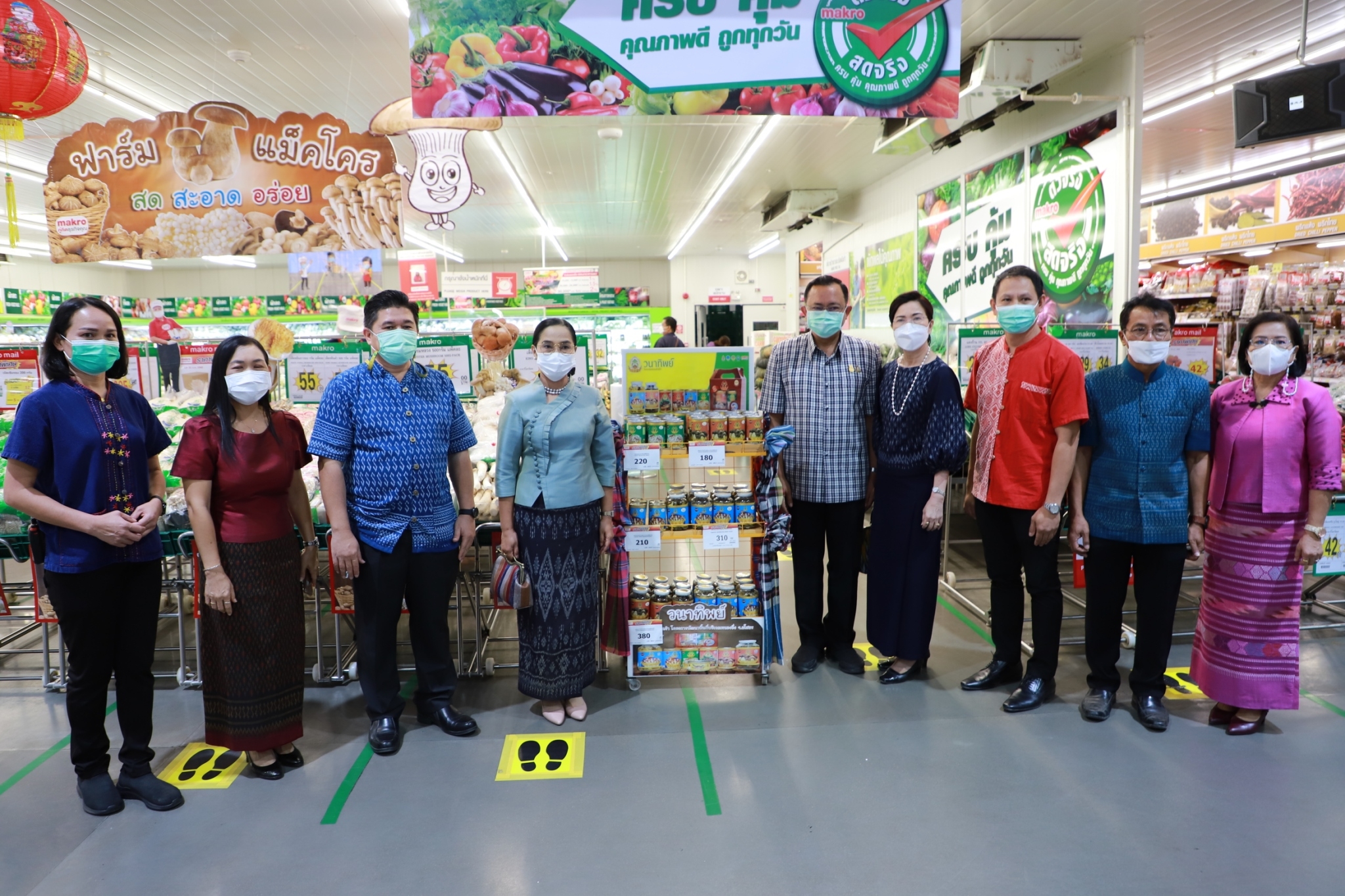 พช.ยโสธร  ผู้ว่าราชการจังหวัดยโสธรพร้อมด้วยชมรมแม่บ้านมหาดไทย เชิญชวนพนักงานห้างสรรพสินค้าโลตัสและแมคโคร สวมใส่  ผ้าไทย ตามโครงการ “ผ้าไทย ใส่ให้สนุก”