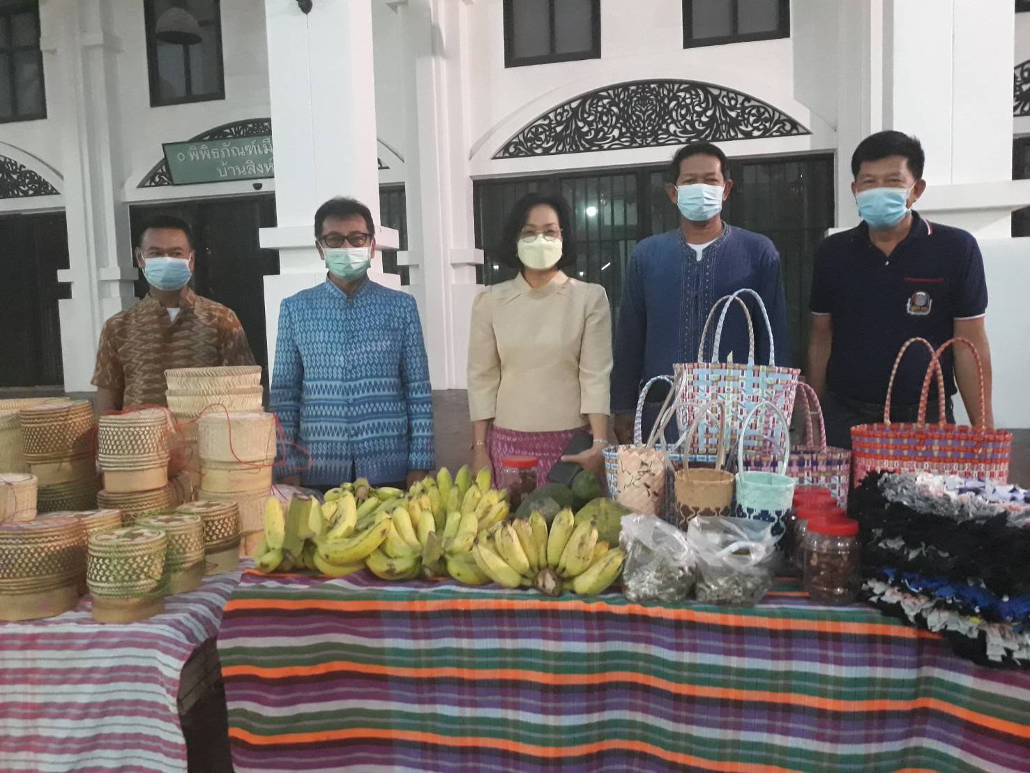 พช.ยโสธร  สวมผ้าไทย ใส่ให้สนุก อนุรักษ์ผ้าไทยให้ทันสมัย ทำบุญตักบาตร ในงานทำบุญตักบาตรย้อนยุควิถีถิ่นวิถีไทย และจำหน่ายสินค้า OTOP ณ ถนนคนเดินยโสธร เมืองเก่าบ้านสิงห์ท่า