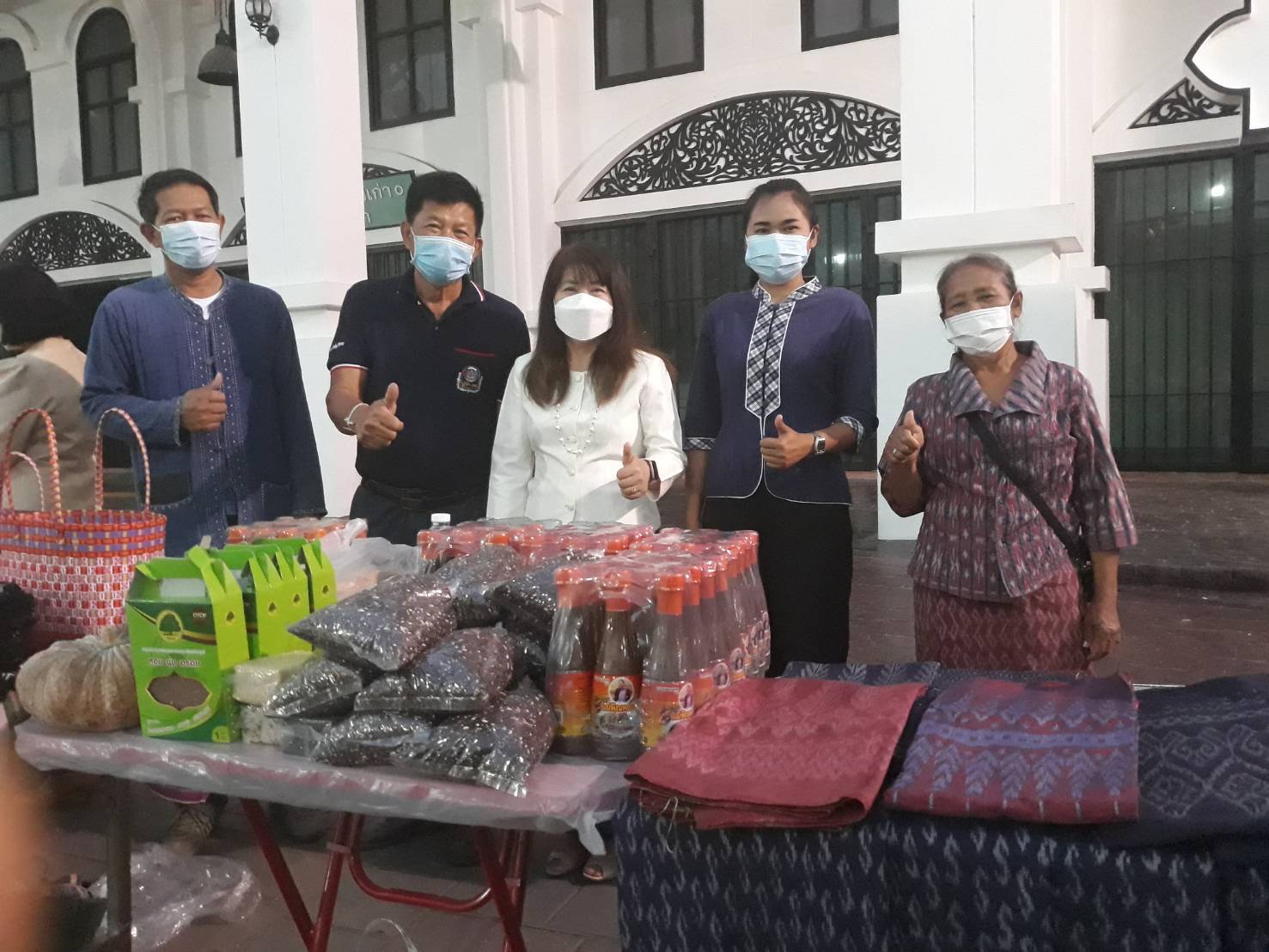 พช.ยโสธร  สวมผ้าไทย ใส่ให้สนุก อนุรักษ์ผ้าไทยให้ทันสมัย ทำบุญตักบาตร ในงานทำบุญตักบาตรย้อนยุควิถีถิ่นวิถีไทย และจำหน่ายสินค้า OTOP ณ ถนนคนเดินยโสธร เมืองเก่าบ้านสิงห์ท่า