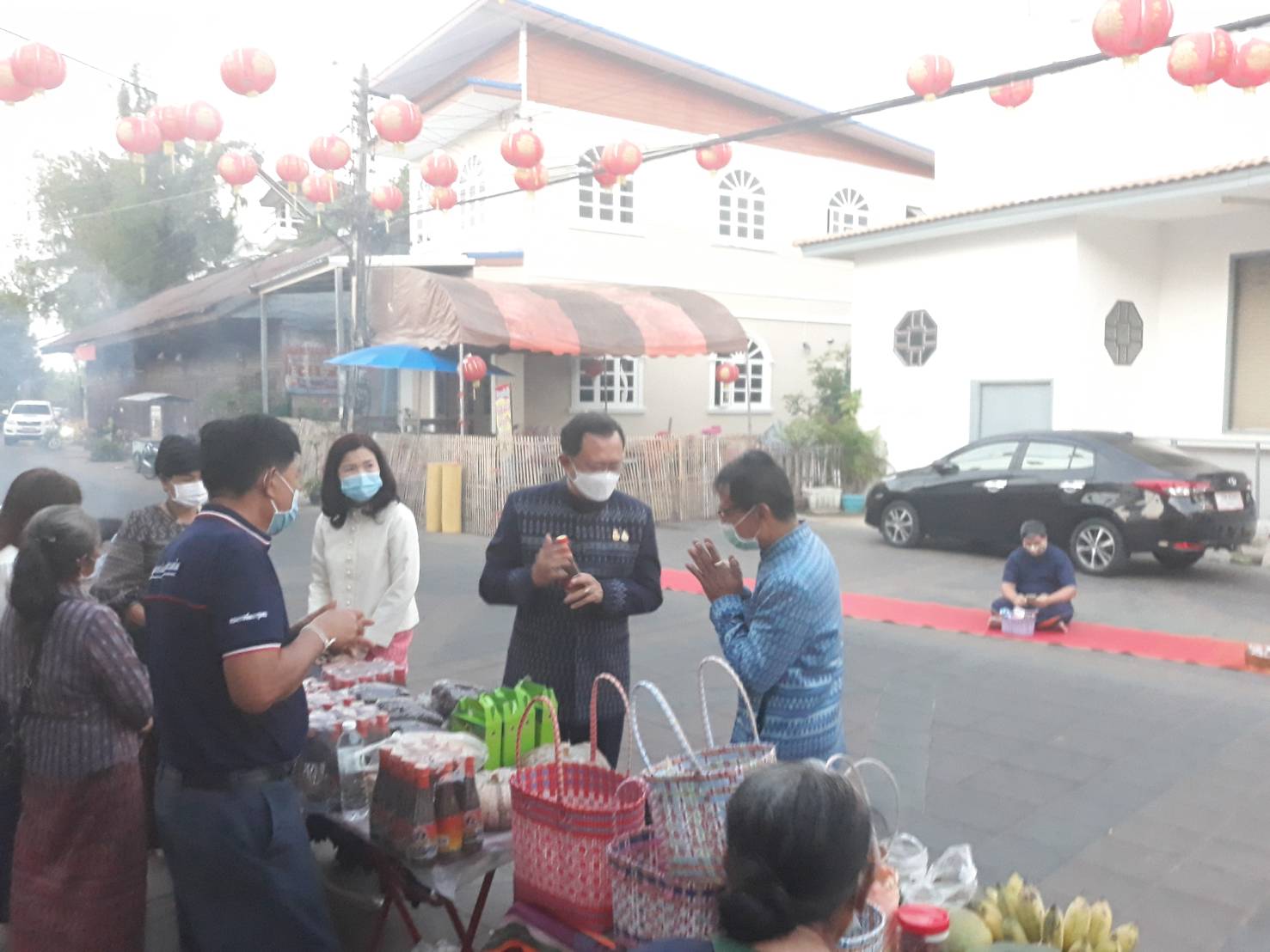 พช.ยโสธร  สวมผ้าไทย ใส่ให้สนุก อนุรักษ์ผ้าไทยให้ทันสมัย ทำบุญตักบาตร ในงานทำบุญตักบาตรย้อนยุควิถีถิ่นวิถีไทย และจำหน่ายสินค้า OTOP ณ ถนนคนเดินยโสธร เมืองเก่าบ้านสิงห์ท่า