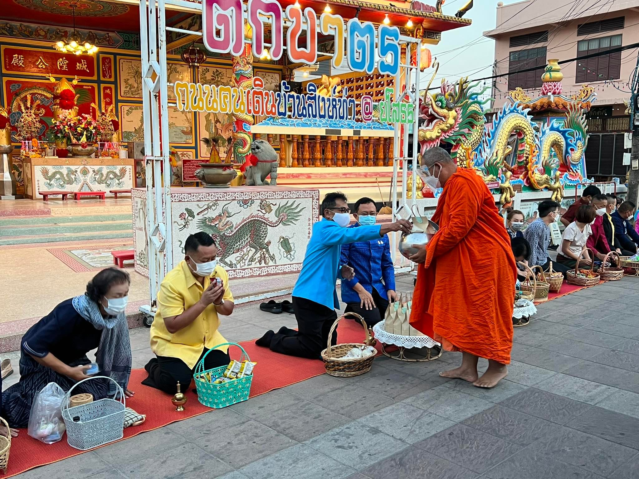 พช.ยโสธร  สวม “ผ้าไทยใส่ให้สนุก” อนุรักษ์ผ้าไทยให้ทันสมัย ทำบุญตักบาตรและจำหน่ายสินค้า OTOP ในงานทำบุญตักบาตรย้อนยุควิถีถิ่นวิถีไทย  ?