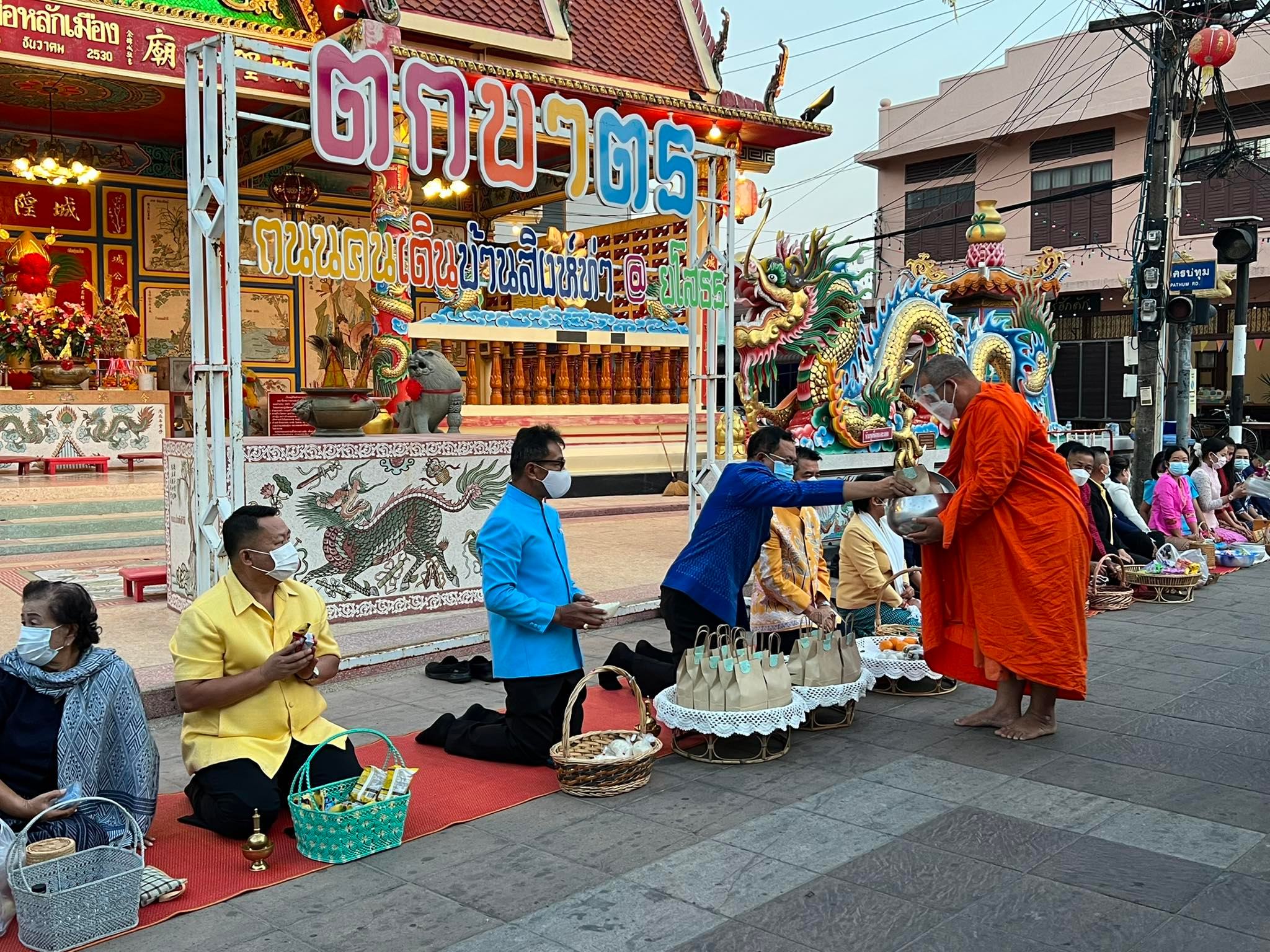 พช.ยโสธร  สวม “ผ้าไทยใส่ให้สนุก” อนุรักษ์ผ้าไทยให้ทันสมัย ทำบุญตักบาตรและจำหน่ายสินค้า OTOP ในงานทำบุญตักบาตรย้อนยุควิถีถิ่นวิถีไทย  ?