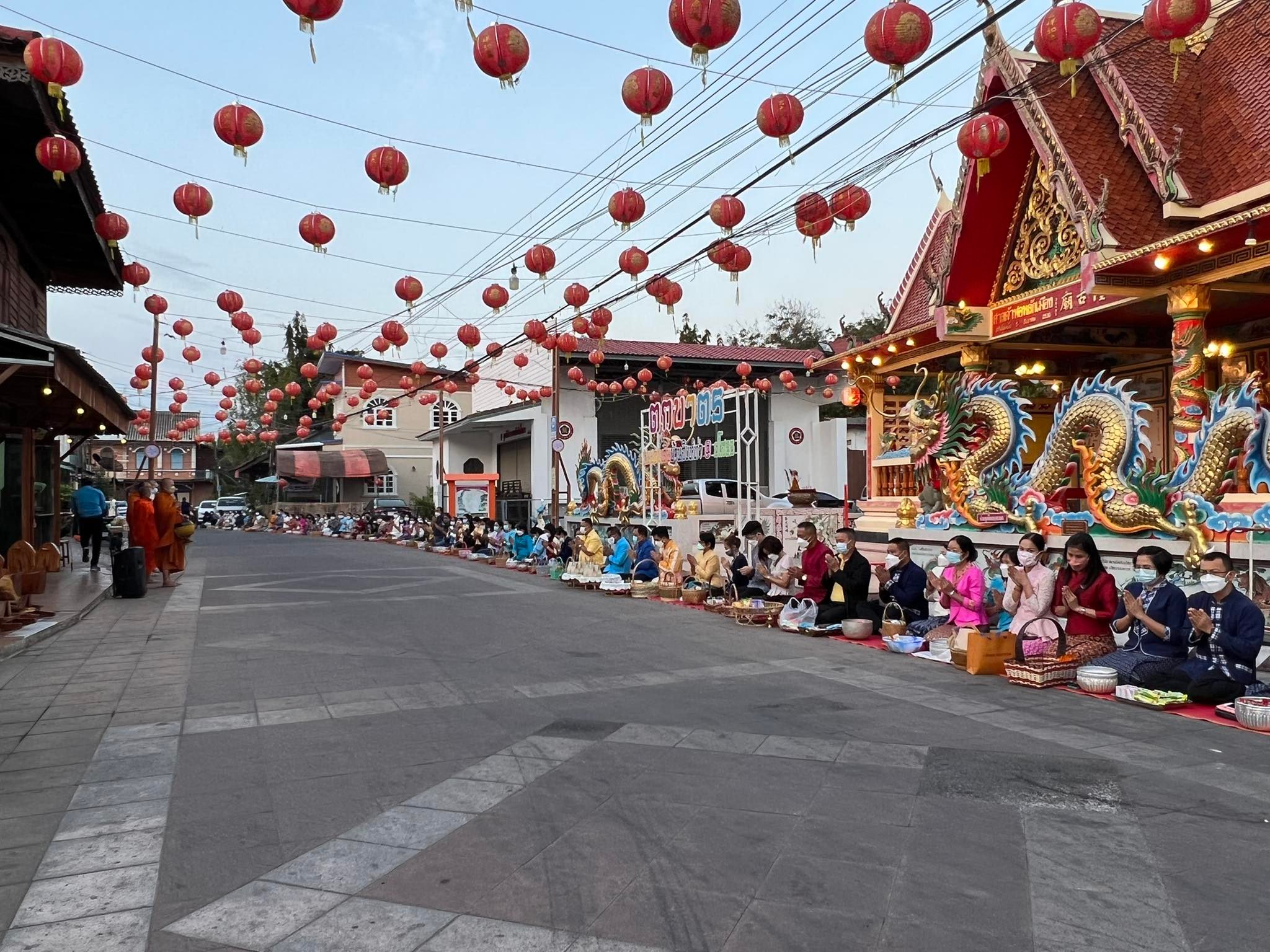 พช.ยโสธร  สวม “ผ้าไทยใส่ให้สนุก” อนุรักษ์ผ้าไทยให้ทันสมัย ทำบุญตักบาตรและจำหน่ายสินค้า OTOP ในงานทำบุญตักบาตรย้อนยุควิถีถิ่นวิถีไทย  ?