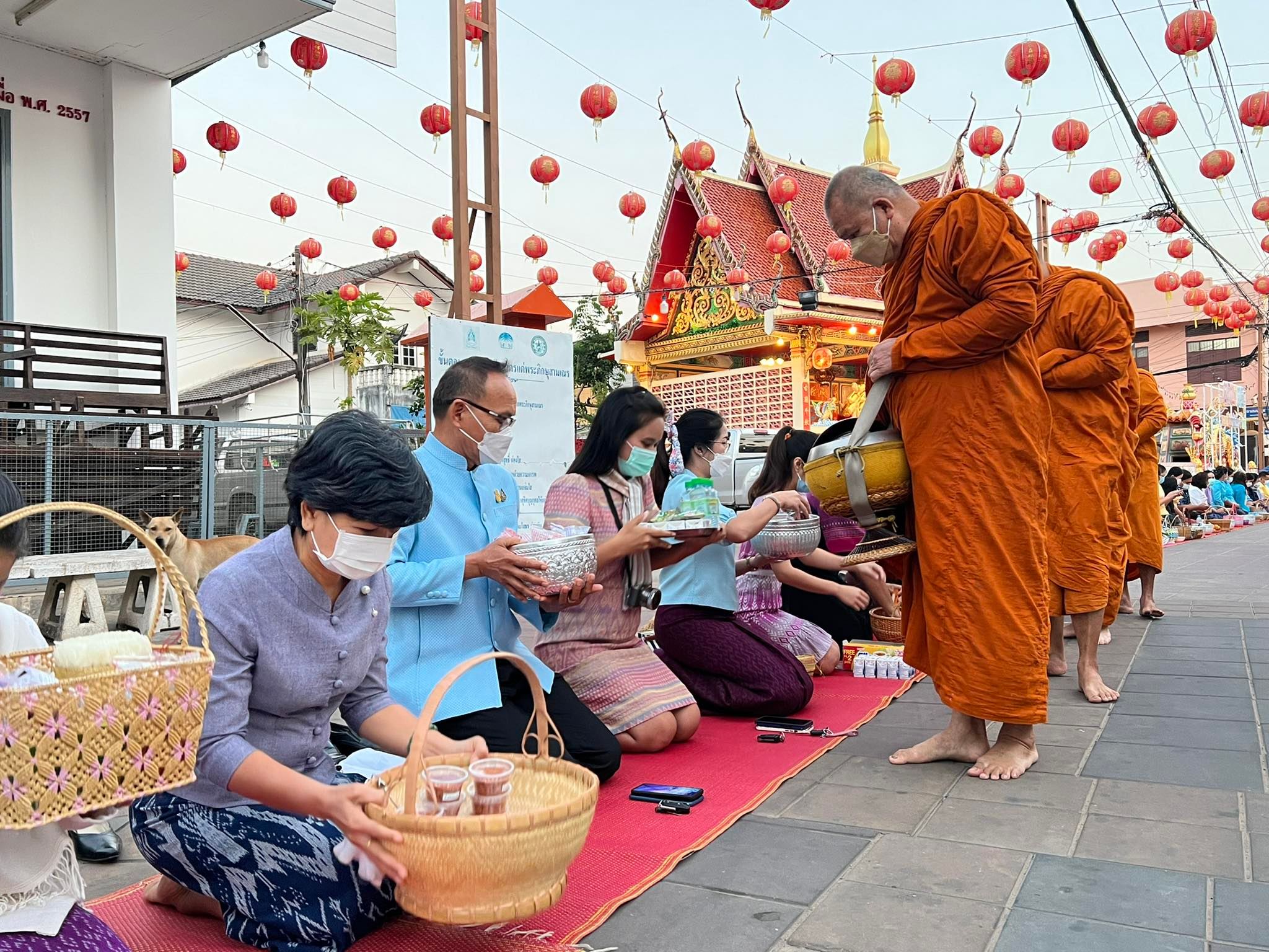 พช.ยโสธร  สวม “ผ้าไทยใส่ให้สนุก” อนุรักษ์ผ้าไทยให้ทันสมัย ทำบุญตักบาตรและจำหน่ายสินค้า OTOP ในงานทำบุญตักบาตรย้อนยุควิถีถิ่นวิถีไทย  ?