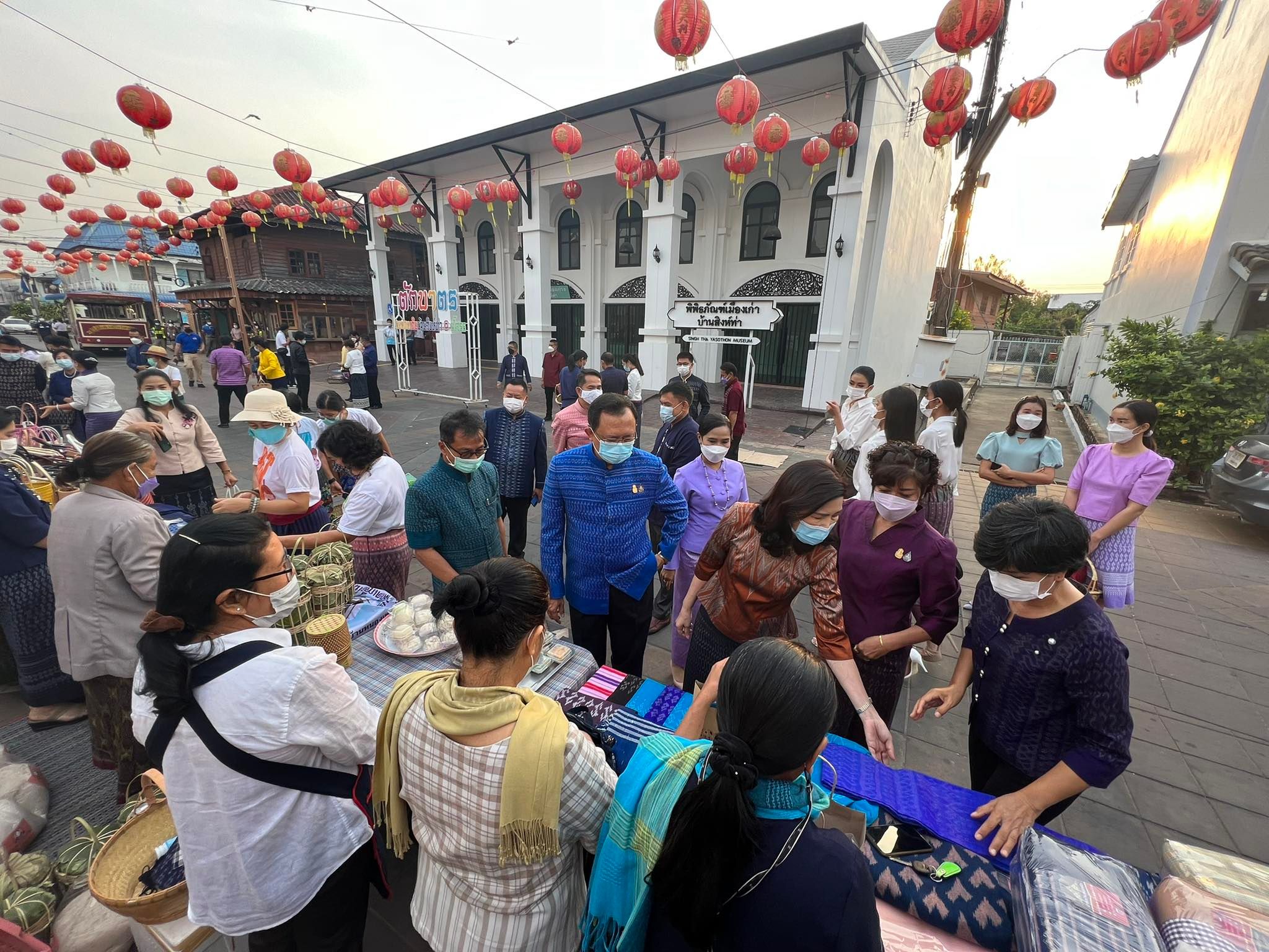 พช.ยโสธร    สวมผ้าไทยใส่ให้สนุก อนุรักษ์ผ้าไทยให้ทันสมัย ทำบุญตักบาตร ในงานทำบุญตักบาตรย้อนยุควิถีถิ่นวิถีไทย    และจำหน่ายสินค้า OTOP  ณ ถนนคนเดินยโสธร เมืองเก่าบ้านสิงห์ท่า