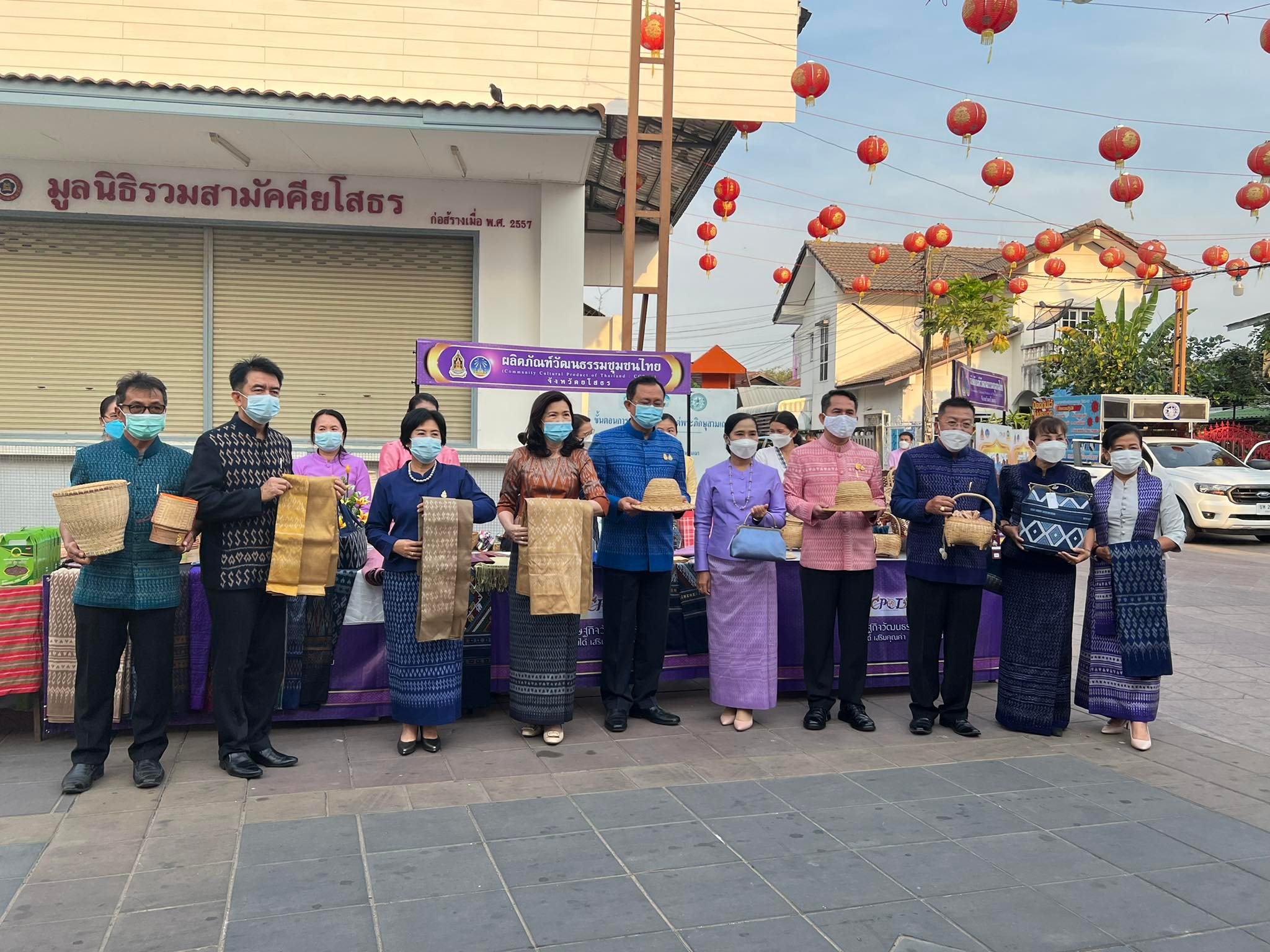 พช.ยโสธร    สวมผ้าไทยใส่ให้สนุก อนุรักษ์ผ้าไทยให้ทันสมัย ทำบุญตักบาตร ในงานทำบุญตักบาตรย้อนยุควิถีถิ่นวิถีไทย    และจำหน่ายสินค้า OTOP  ณ ถนนคนเดินยโสธร เมืองเก่าบ้านสิงห์ท่า