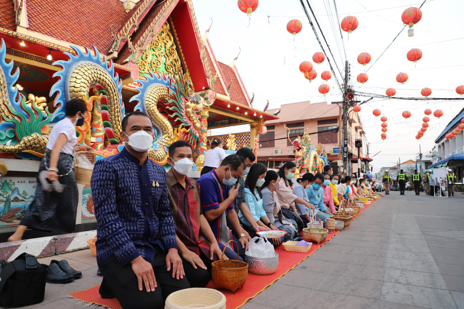 พช.ยโสธร    สวมผ้าไทยใส่ให้สนุก อนุรักษ์ผ้าไทยให้ทันสมัย ทำบุญตักบาตร ในงานทำบุญตักบาตรย้อนยุควิถีถิ่นวิถีไทย    และจำหน่ายสินค้า OTOP  ณ ถนนคนเดินยโสธร เมืองเก่าบ้านสิงห์ท่า