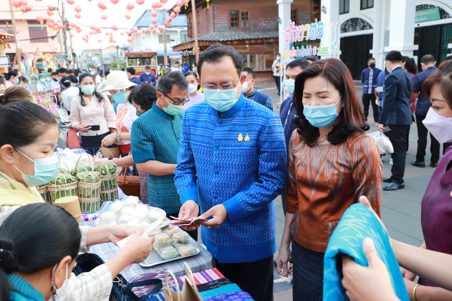 พช.ยโสธร    สวมผ้าไทยใส่ให้สนุก อนุรักษ์ผ้าไทยให้ทันสมัย ทำบุญตักบาตร ในงานทำบุญตักบาตรย้อนยุควิถีถิ่นวิถีไทย    และจำหน่ายสินค้า OTOP  ณ ถนนคนเดินยโสธร เมืองเก่าบ้านสิงห์ท่า