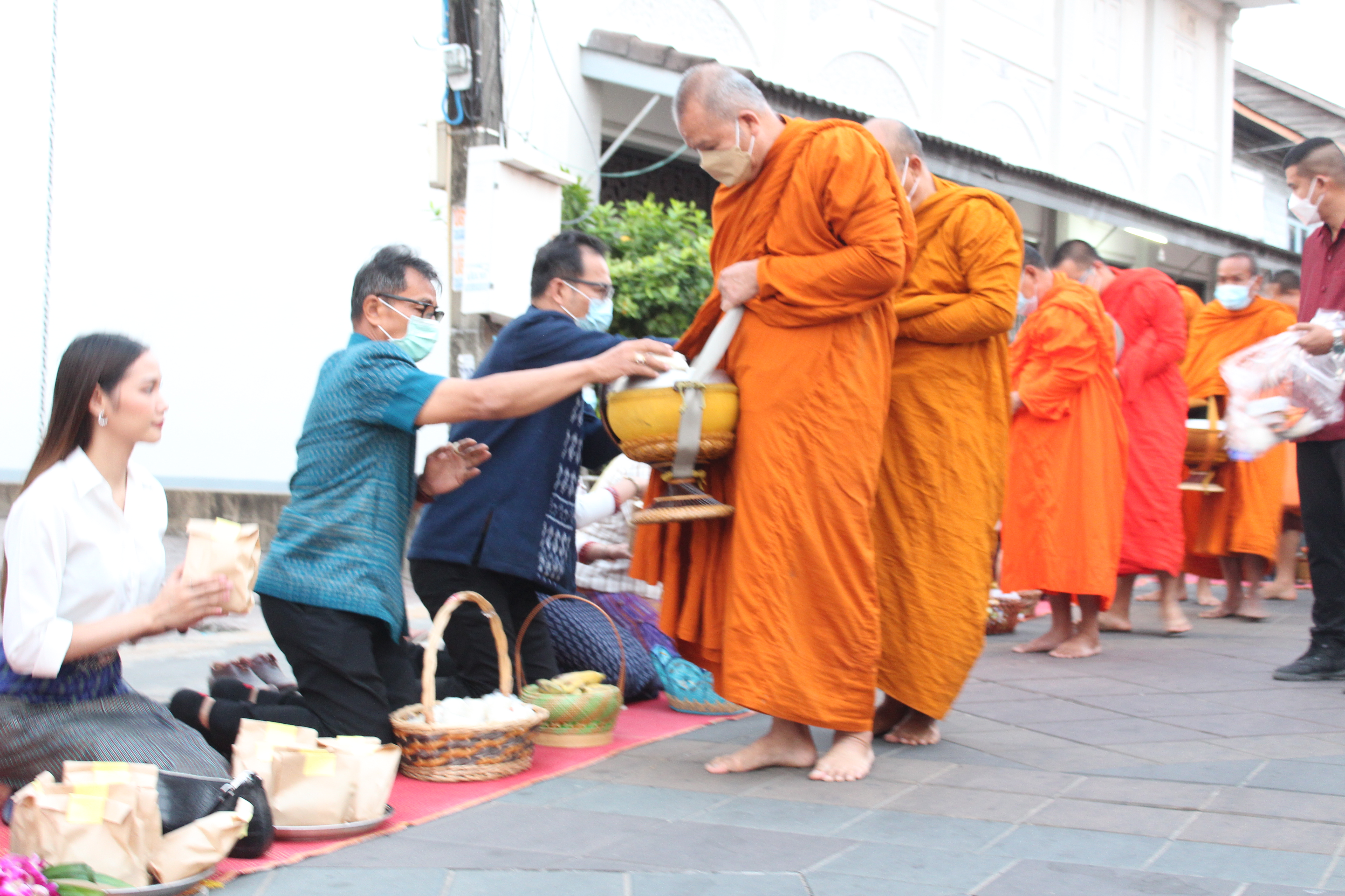 พช.ยโสธร    สวมผ้าไทยใส่ให้สนุก อนุรักษ์ผ้าไทยให้ทันสมัย ทำบุญตักบาตร ในงานทำบุญตักบาตรย้อนยุควิถีถิ่นวิถีไทย    และจำหน่ายสินค้า OTOP  ณ ถนนคนเดินยโสธร เมืองเก่าบ้านสิงห์ท่า