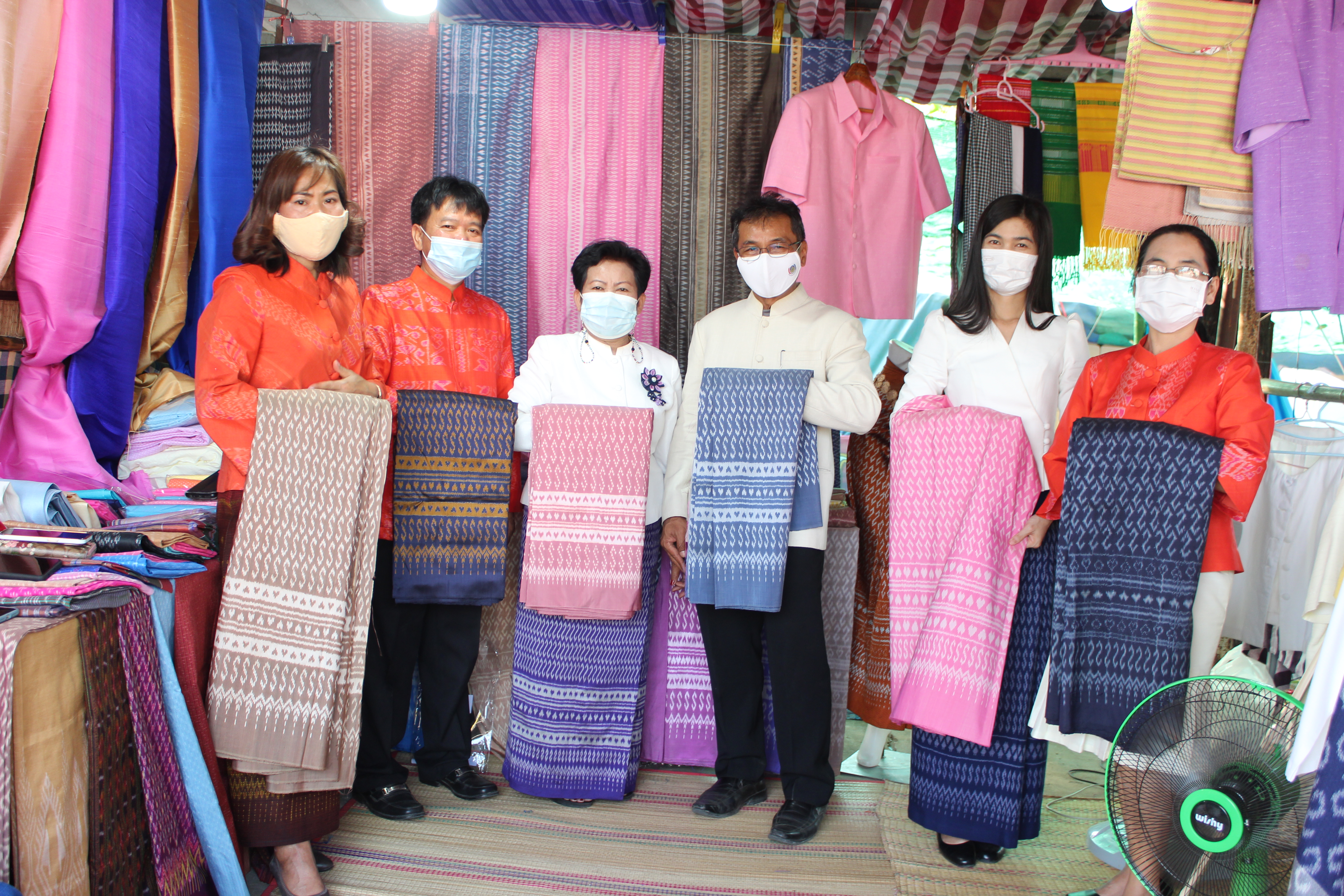 พช.ยโสธร  ร่วมสวมใส่ผ้าไทย ในพิธีเปิดงานประเพณีแห่มาลัยข้าวตอก ประจำปี 2565