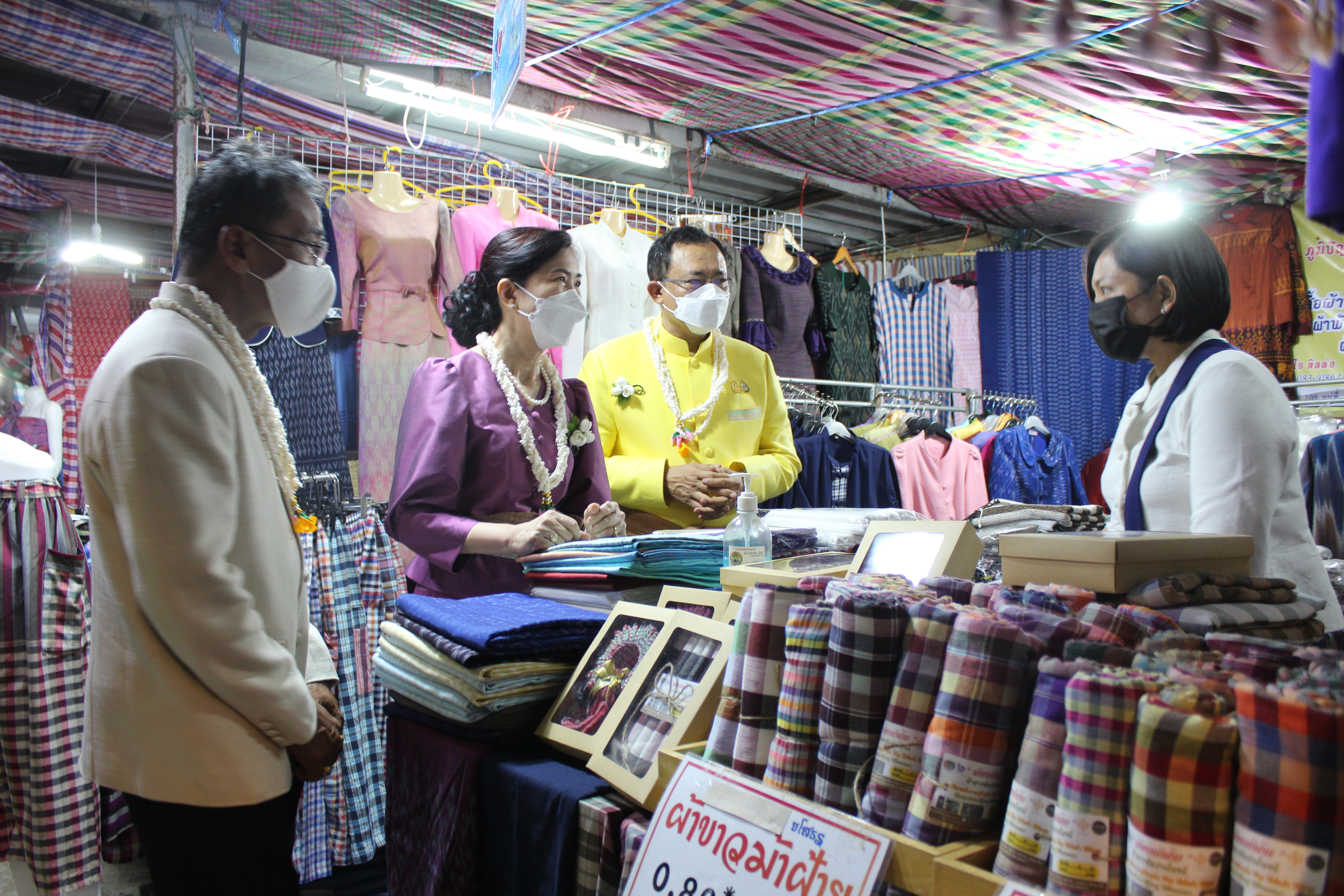 พช.ยโสธร  ร่วมสวมใส่ผ้าไทย ในพิธีเปิดงานประเพณีแห่มาลัยข้าวตอก ประจำปี 2565