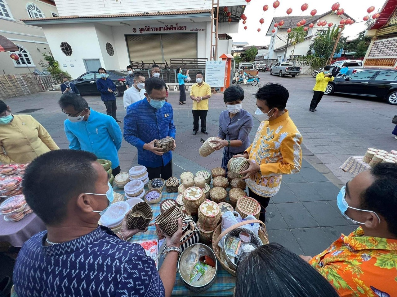 พช.ยโสธร  สวม “ผ้าไทยใส่ให้สนุก” อนุรักษ์ผ้าไทยให้ทันสมัย ทำบุญตักบาตรและจำหน่ายสินค้า OTOP ในงานทำบุญตักบาตรย้อนยุควิถีถิ่นวิถีไทย  ?