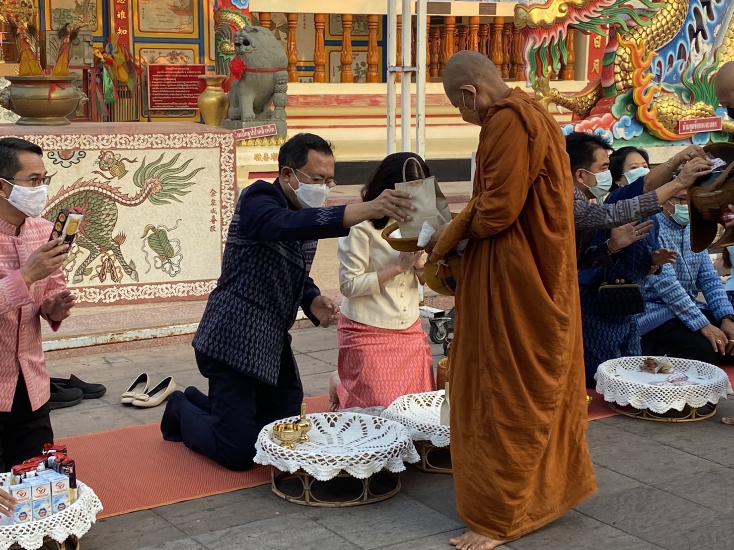 พช.ยโสธร  สวมผ้าไทย ใส่ให้สนุก อนุรักษ์ผ้าไทยให้ทันสมัย ทำบุญตักบาตร ในงานทำบุญตักบาตรย้อนยุควิถีถิ่นวิถีไทย และจำหน่ายสินค้า OTOP ณ ถนนคนเดินยโสธร เมืองเก่าบ้านสิงห์ท่า