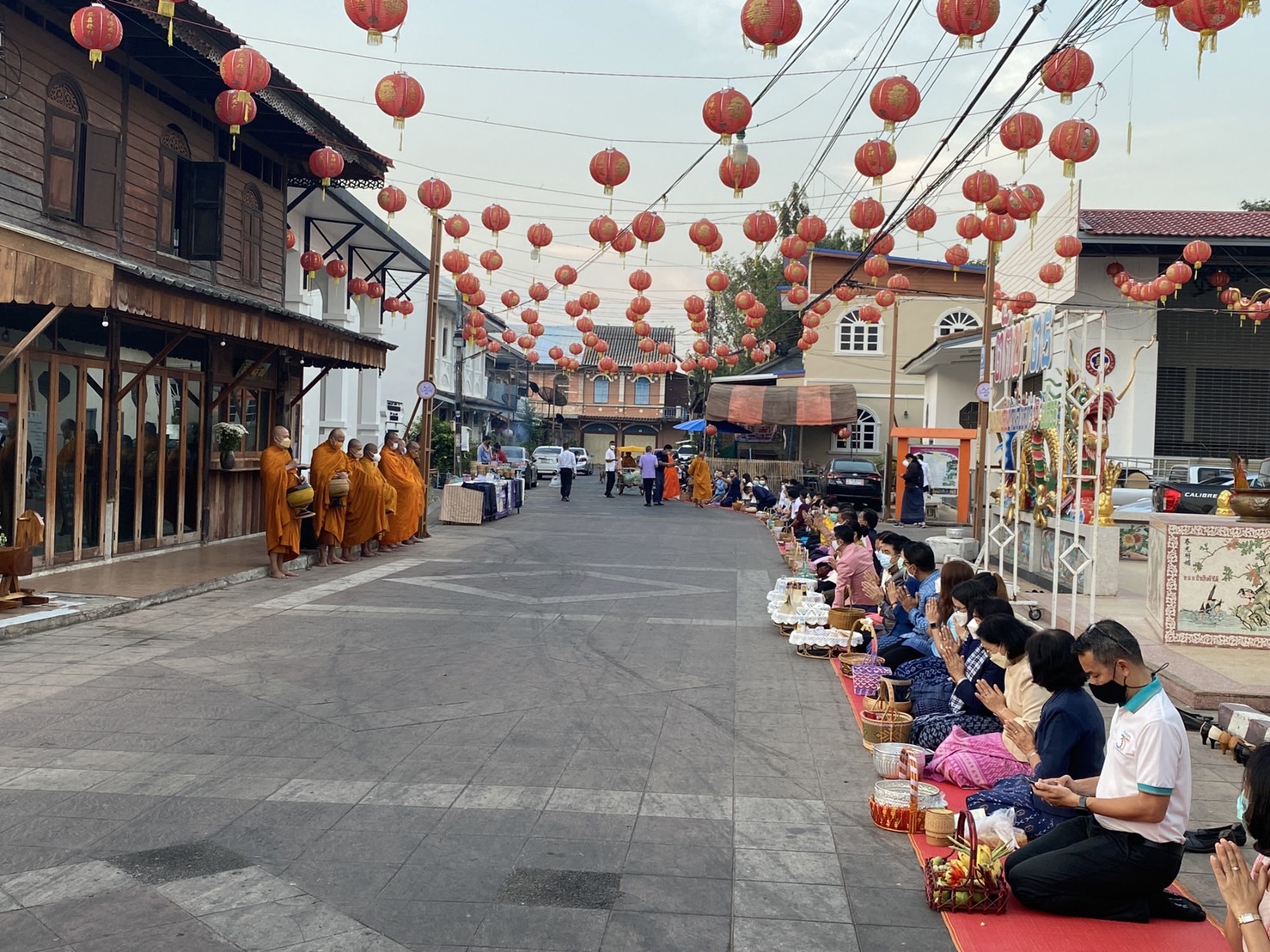 พช.ยโสธร  สวมผ้าไทย ใส่ให้สนุก อนุรักษ์ผ้าไทยให้ทันสมัย ทำบุญตักบาตร ในงานทำบุญตักบาตรย้อนยุควิถีถิ่นวิถีไทย และจำหน่ายสินค้า OTOP ณ ถนนคนเดินยโสธร เมืองเก่าบ้านสิงห์ท่า