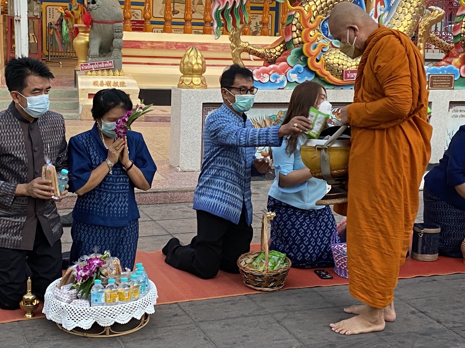 พช.ยโสธร  สวมผ้าไทย ใส่ให้สนุก อนุรักษ์ผ้าไทยให้ทันสมัย ทำบุญตักบาตร ในงานทำบุญตักบาตรย้อนยุควิถีถิ่นวิถีไทย และจำหน่ายสินค้า OTOP ณ ถนนคนเดินยโสธร เมืองเก่าบ้านสิงห์ท่า