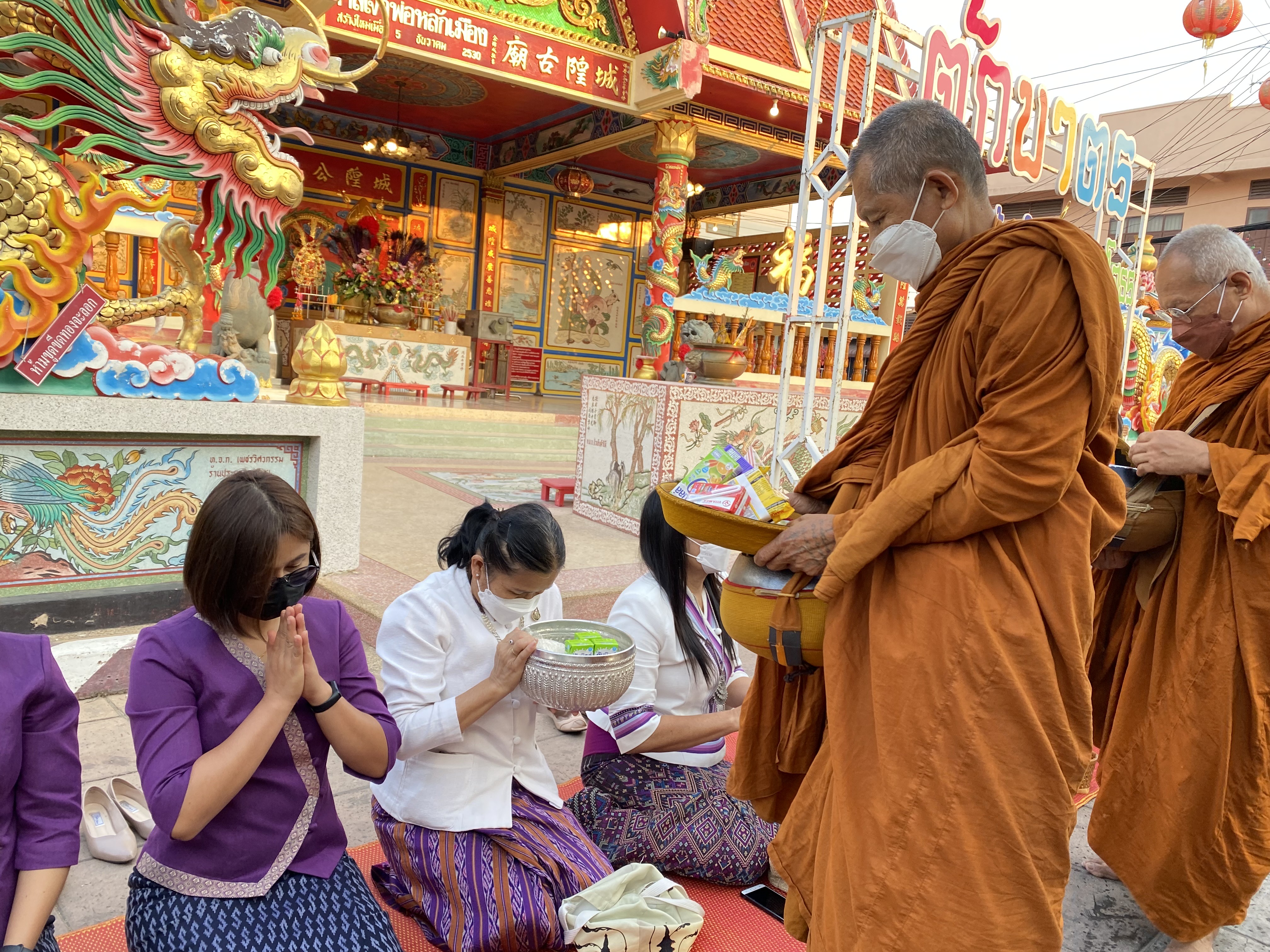 พช.ยโสธร  สวมผ้าไทย ใส่ให้สนุก อนุรักษ์ผ้าไทยให้ทันสมัย ทำบุญตักบาตร ในงานทำบุญตักบาตรย้อนยุควิถีถิ่นวิถีไทย และจำหน่ายสินค้า OTOP ณ ถนนคนเดินยโสธร เมืองเก่าบ้านสิงห์ท่า
