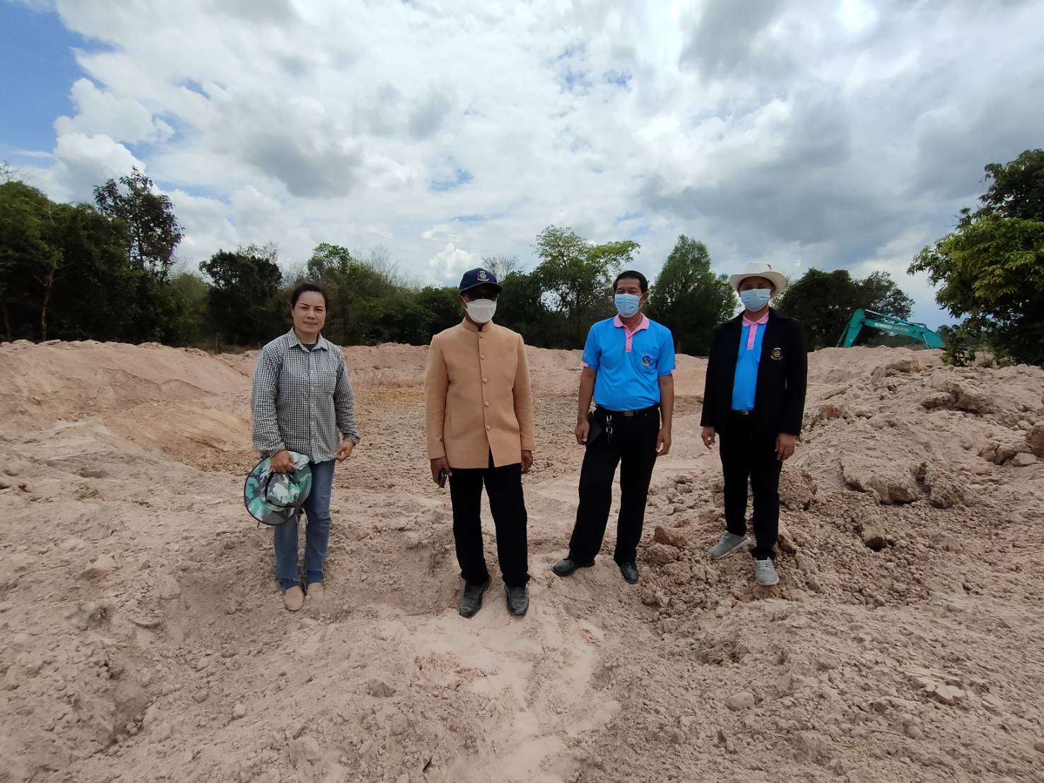 พช.ยโสธร  ลงพื้นที่ติดตาม/นิเทศงาน ผลการดำเนินงานโครงการพัฒนาหมู่บ้านเศรษฐกิจพอเพียง กิจกรรมพัฒนาศูนย์เรียนรู้ทฤษฎีใหม่รูปแบบ “โคก หนอง นา”ในพื้นที่อำเภอทรายมูล?