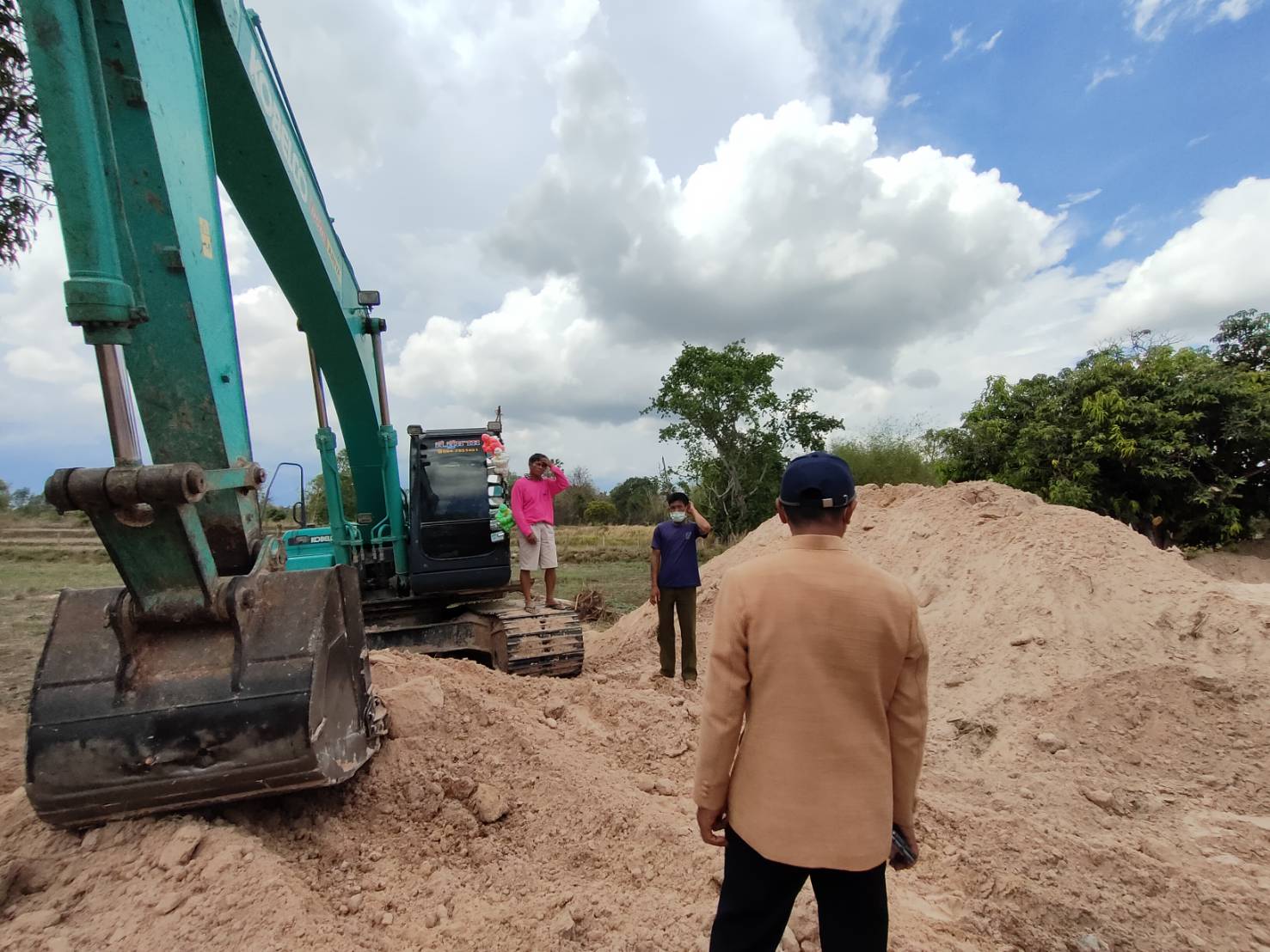 พช.ยโสธร  ลงพื้นที่ติดตาม/นิเทศงาน ผลการดำเนินงานโครงการพัฒนาหมู่บ้านเศรษฐกิจพอเพียง กิจกรรมพัฒนาศูนย์เรียนรู้ทฤษฎีใหม่รูปแบบ “โคก หนอง นา”ในพื้นที่อำเภอทรายมูล?