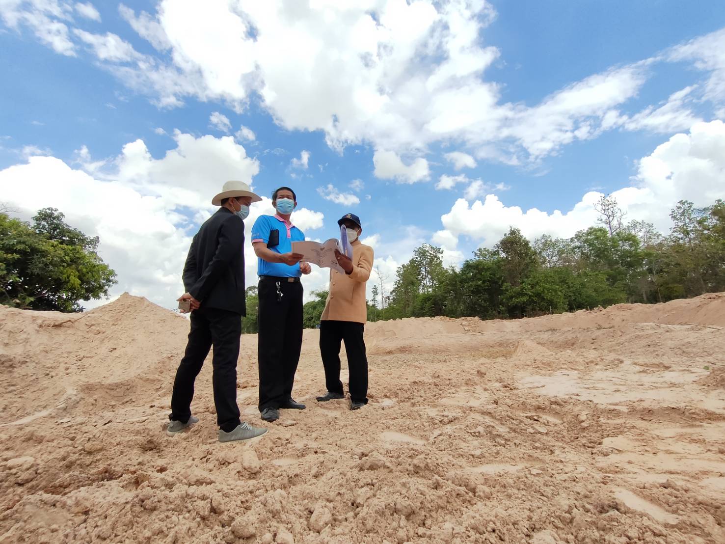 พช.ยโสธร  ลงพื้นที่ติดตาม/นิเทศงาน ผลการดำเนินงานโครงการพัฒนาหมู่บ้านเศรษฐกิจพอเพียง กิจกรรมพัฒนาศูนย์เรียนรู้ทฤษฎีใหม่รูปแบบ “โคก หนอง นา”ในพื้นที่อำเภอทรายมูล?