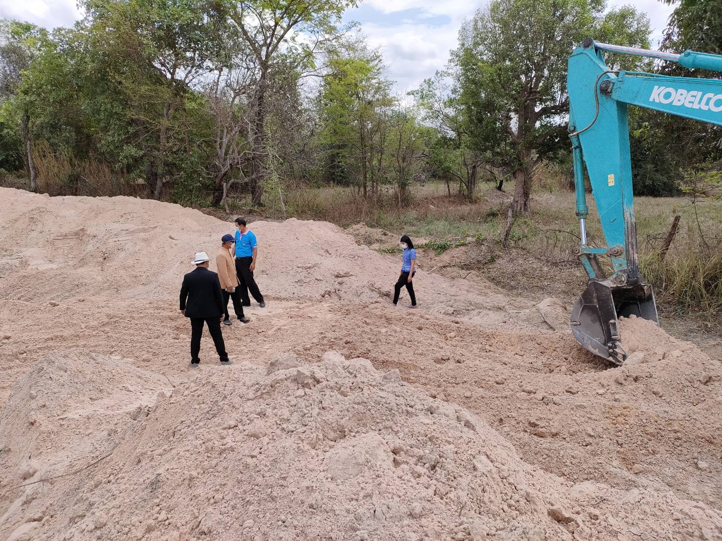พช.ยโสธร  ลงพื้นที่ติดตาม/นิเทศงาน ผลการดำเนินงานโครงการพัฒนาหมู่บ้านเศรษฐกิจพอเพียง กิจกรรมพัฒนาศูนย์เรียนรู้ทฤษฎีใหม่รูปแบบ “โคก หนอง นา”ในพื้นที่อำเภอทรายมูล?