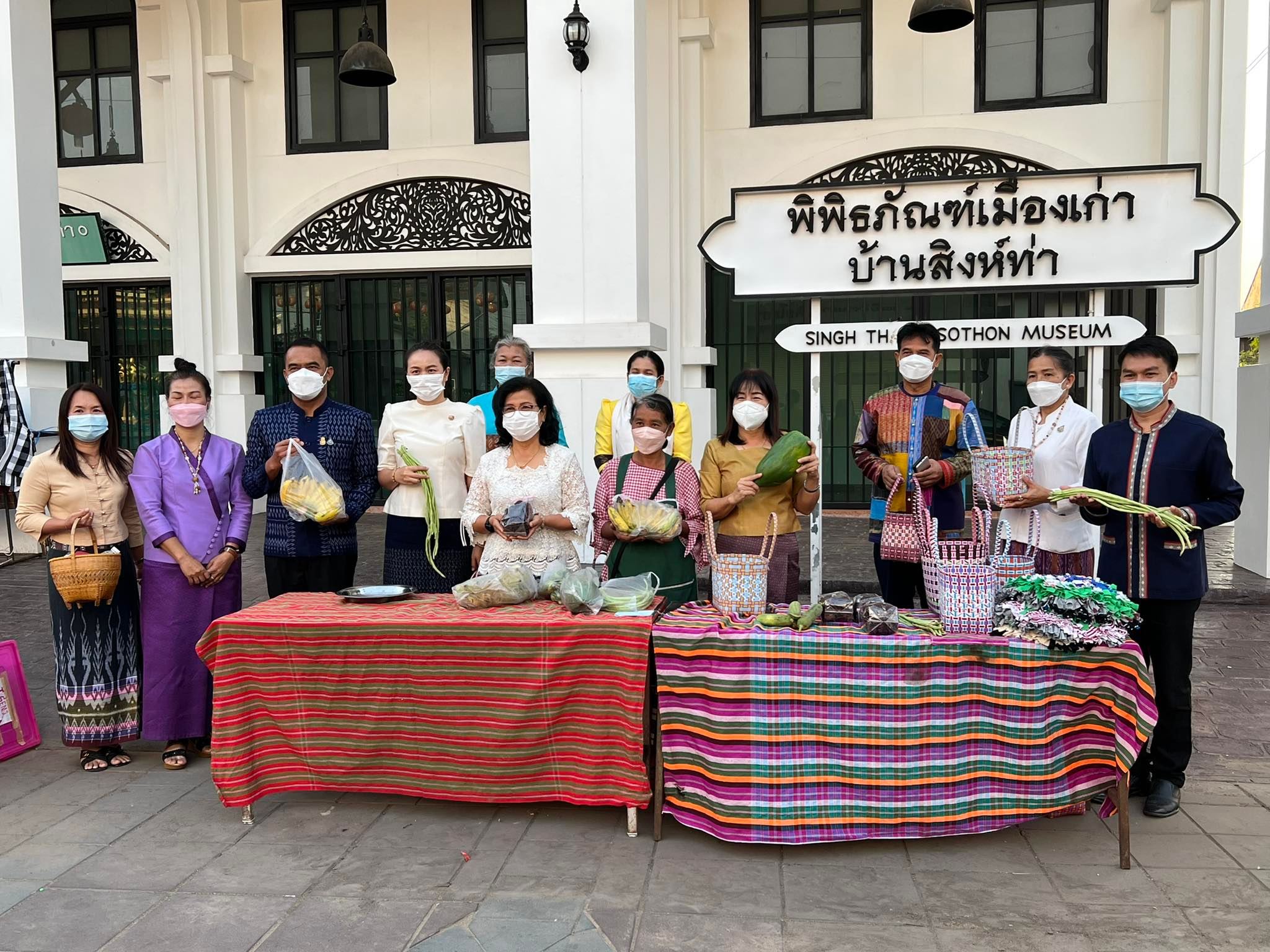 พช.ยโสธร  สวมผ้าไทย ใส่ให้สนุก อนุรักษ์ผ้าไทยให้ทันสมัย ทำบุญตักบาตร ในงานทำบุญตักบาตรย้อนยุควิถีถิ่นวิถีไทย และจำหน่ายสินค้า OTOP ณ ถนนคนเดินยโสธร เมืองเก่าบ้านสิงห์ท่า