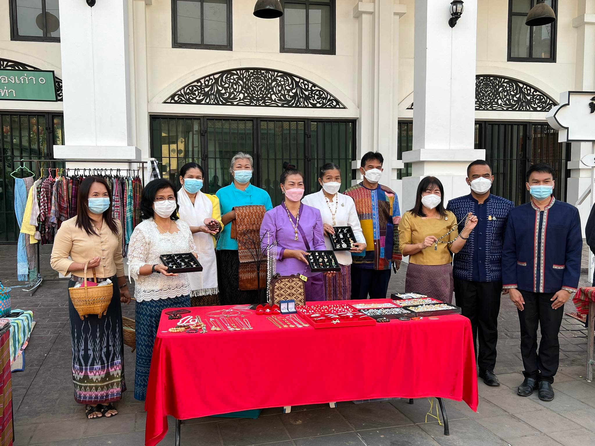 พช.ยโสธร  สวมผ้าไทย ใส่ให้สนุก อนุรักษ์ผ้าไทยให้ทันสมัย ทำบุญตักบาตร ในงานทำบุญตักบาตรย้อนยุควิถีถิ่นวิถีไทย และจำหน่ายสินค้า OTOP ณ ถนนคนเดินยโสธร เมืองเก่าบ้านสิงห์ท่า