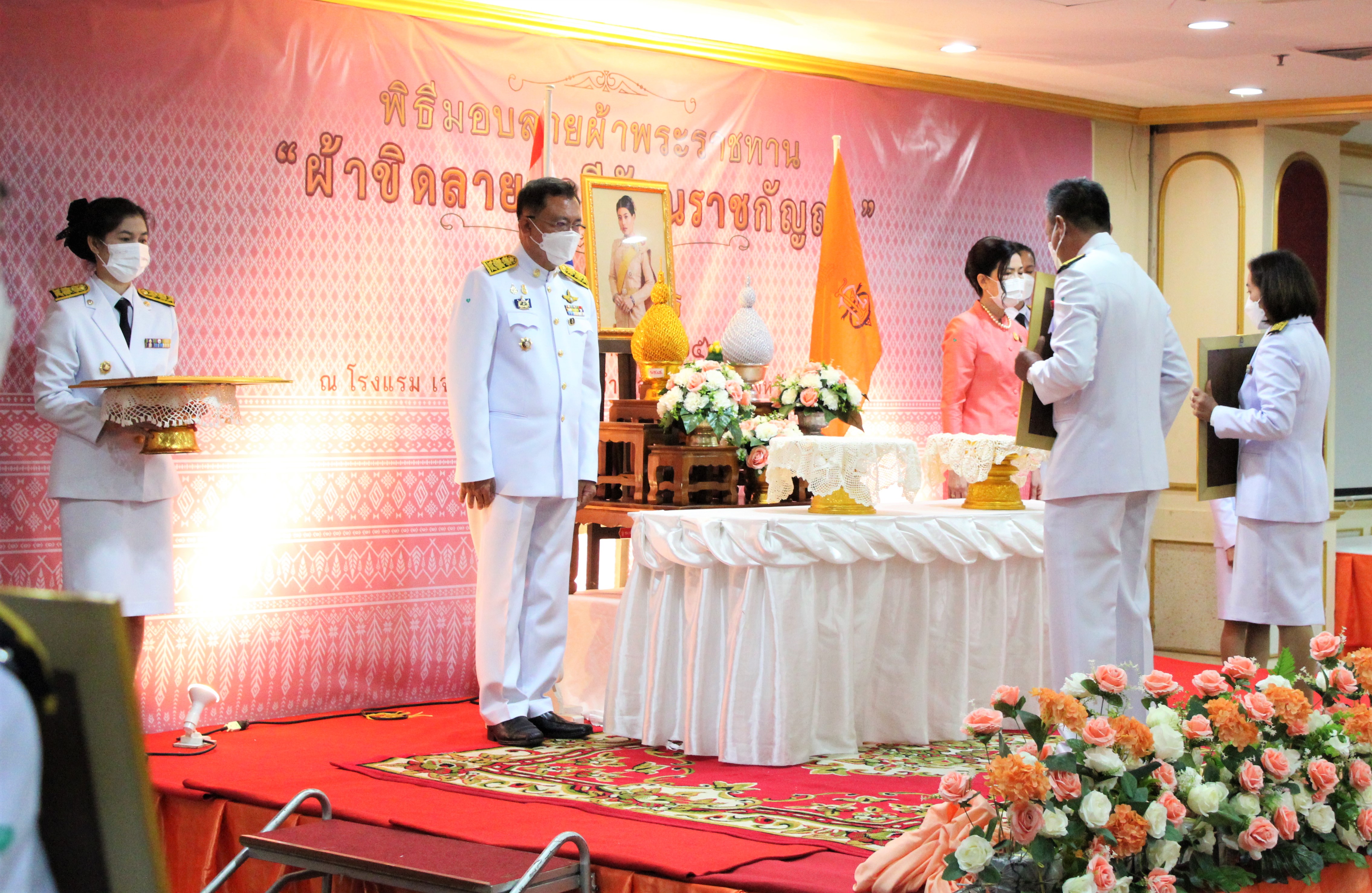  พช.ยโสธร  จัดพิธีมอบลายผ้าขิดพระราชทาน “ผ้าขิดลายนารีรัตนราชกัญญา” เพื่อมอบให้แก่ผู้ประกอบการ ช่างทอผ้าทุกกลุ่ม สืบสานภูมิปัญญาพื้นถิ่นสู่การพัฒนาผ้าถิ่นไทย