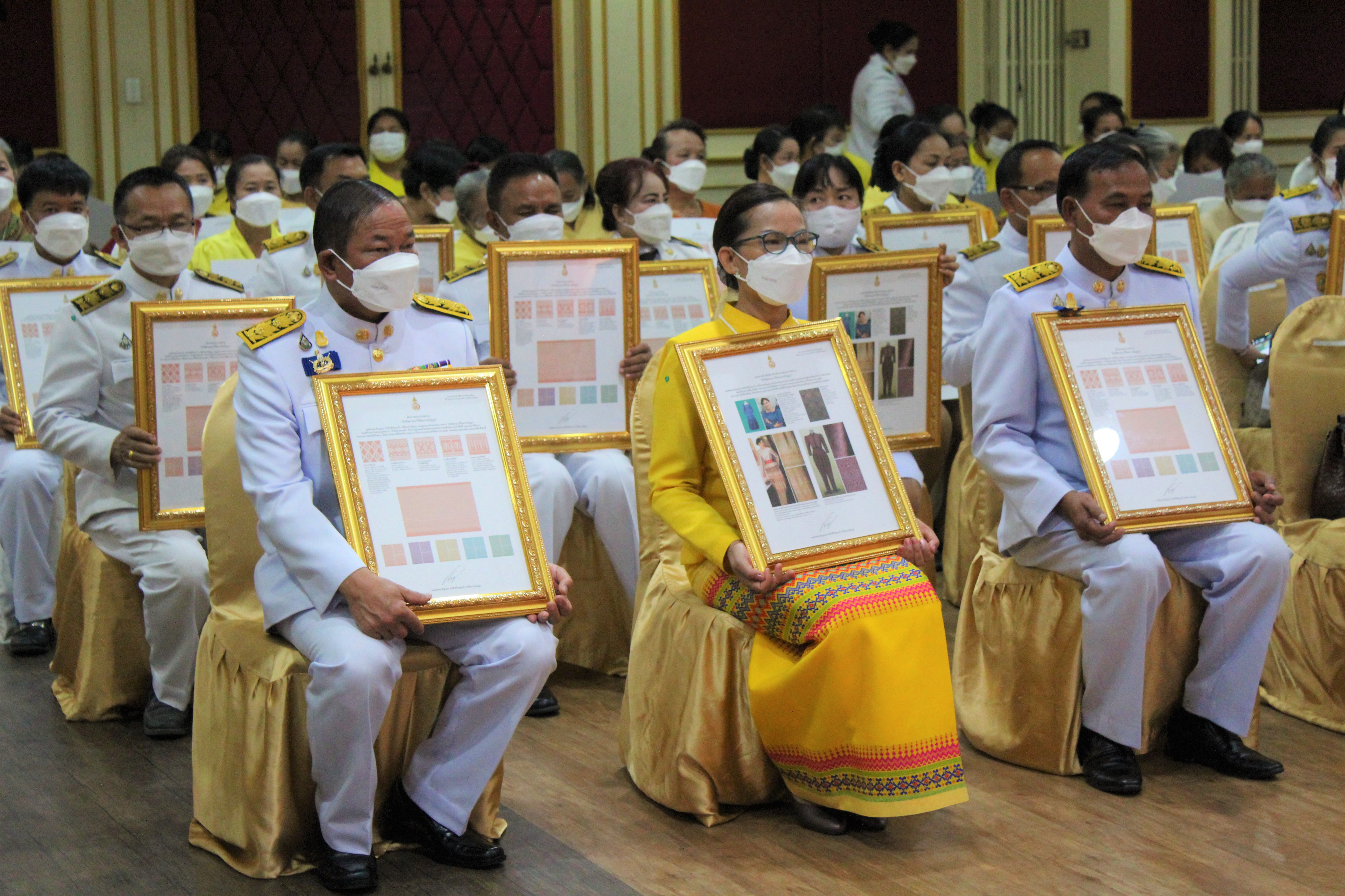  พช.ยโสธร  จัดพิธีมอบลายผ้าขิดพระราชทาน “ผ้าขิดลายนารีรัตนราชกัญญา” เพื่อมอบให้แก่ผู้ประกอบการ ช่างทอผ้าทุกกลุ่ม สืบสานภูมิปัญญาพื้นถิ่นสู่การพัฒนาผ้าถิ่นไทย