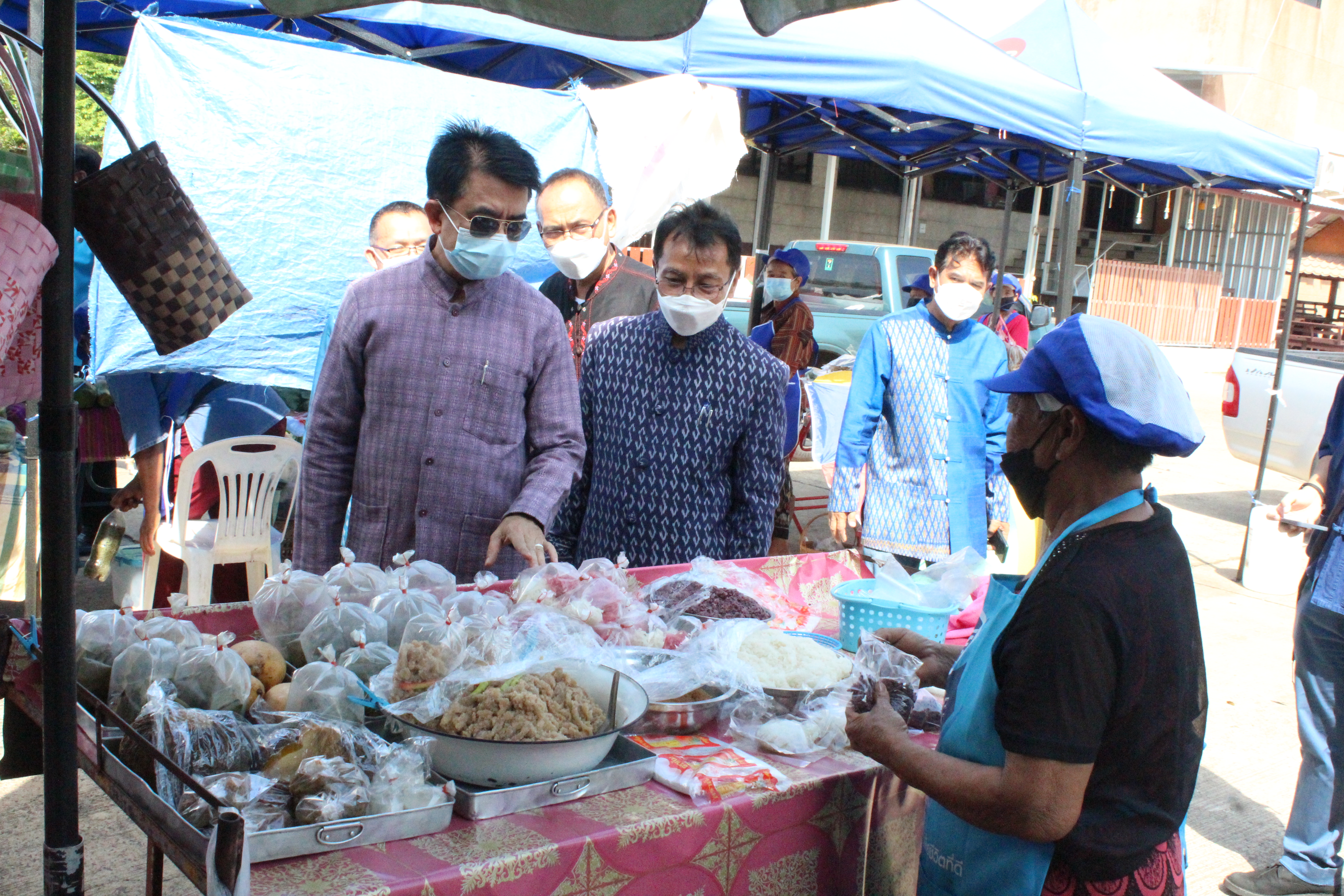 รองพ่อเมือง นำผู้ผลิต ผู้ประกอบการOTOP เปิดงาน “ ตลาดนัดคนไทยยิ้มได้ ”  ชม ชิม ช๊อป  ณ บริเวณตลาดนั่งเล่น  โรงแรมเจ.พี.เอ็มเมอรัลด์ อำเภอเมืองยโสธร  จังหวัดยโสธร