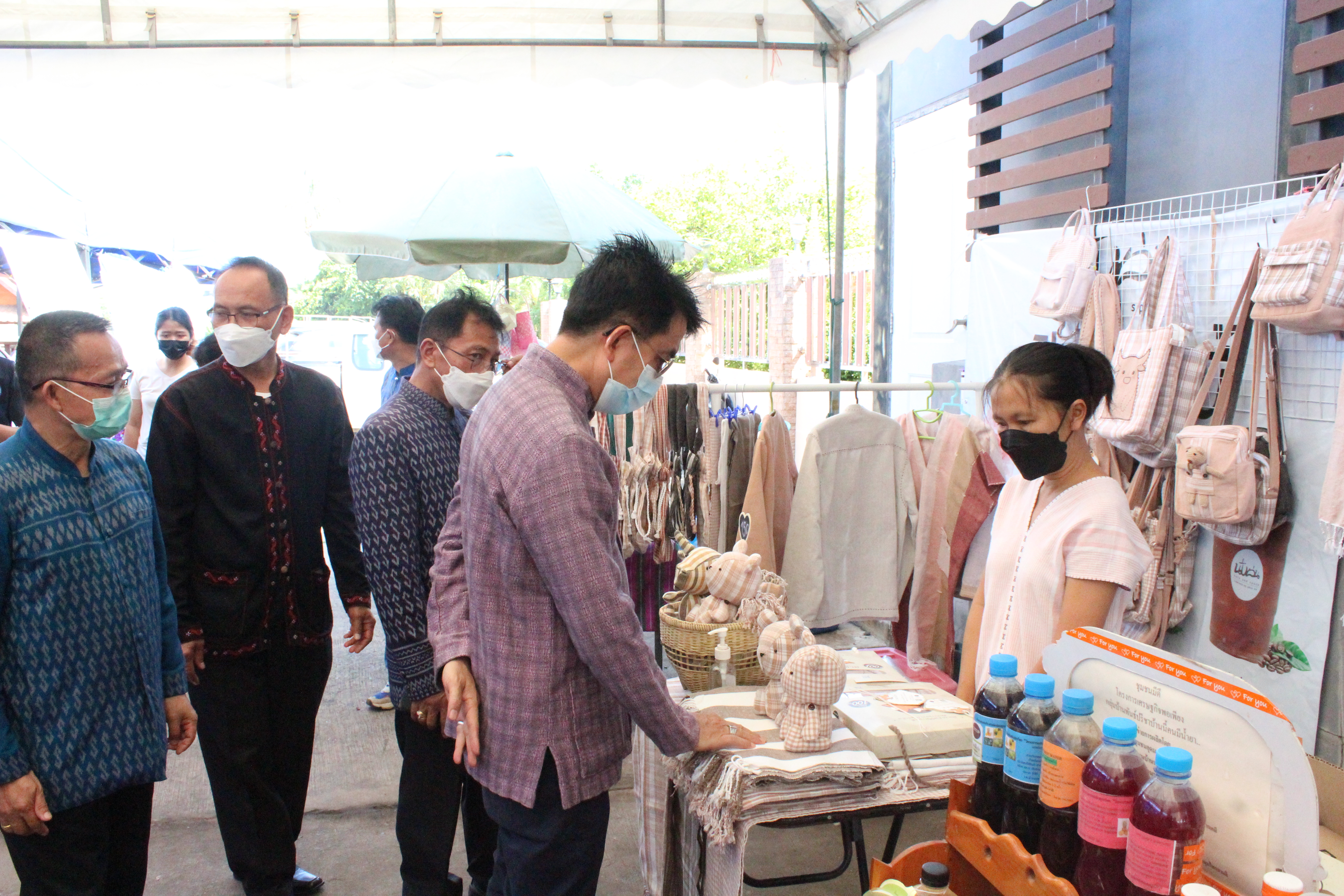 รองพ่อเมือง นำผู้ผลิต ผู้ประกอบการOTOP เปิดงาน “ ตลาดนัดคนไทยยิ้มได้ ”  ชม ชิม ช๊อป  ณ บริเวณตลาดนั่งเล่น  โรงแรมเจ.พี.เอ็มเมอรัลด์ อำเภอเมืองยโสธร  จังหวัดยโสธร