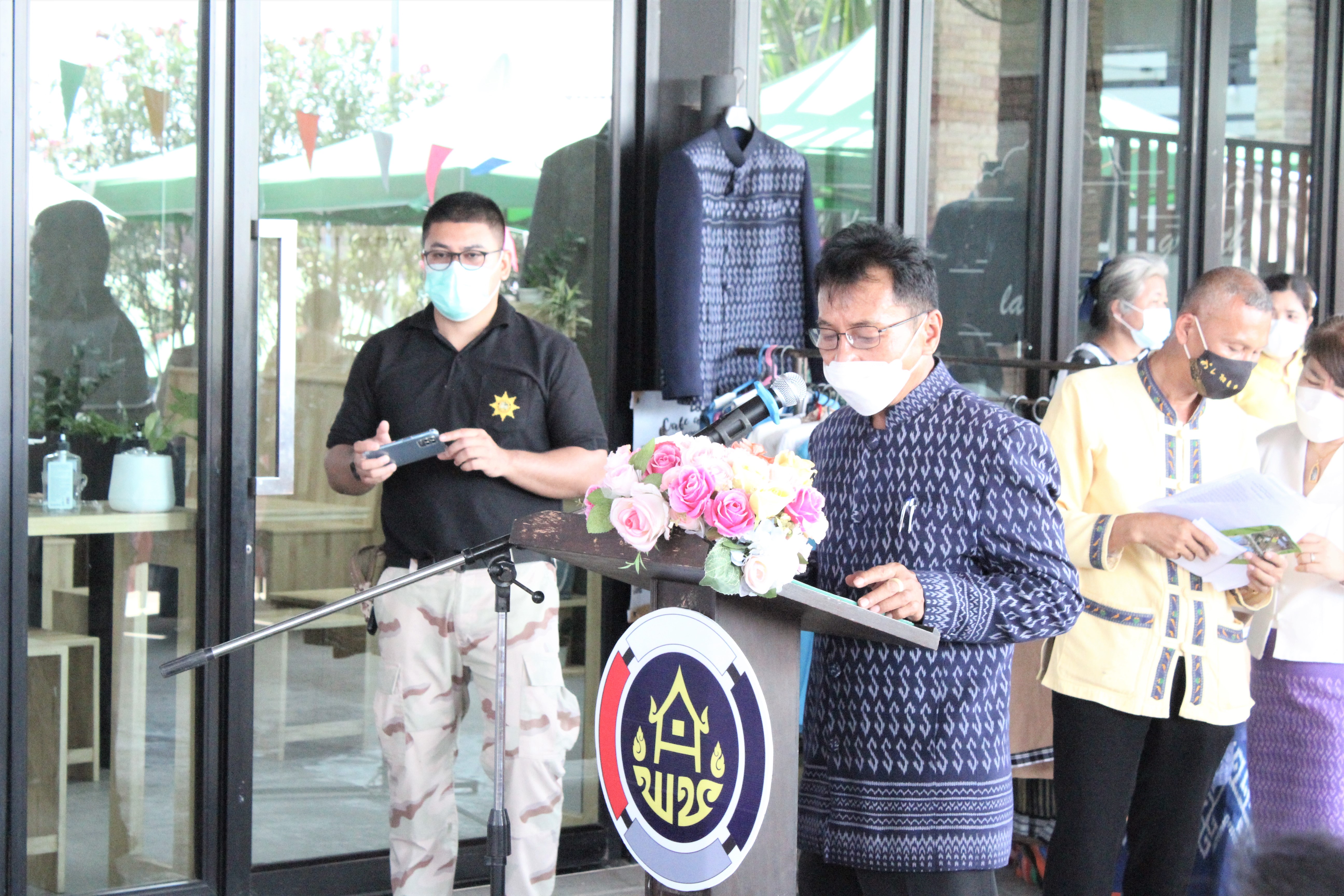 รองพ่อเมือง นำผู้ผลิต ผู้ประกอบการOTOP เปิดงาน “ ตลาดนัดคนไทยยิ้มได้ ”  ชม ชิม ช๊อป  ณ บริเวณตลาดนั่งเล่น  โรงแรมเจ.พี.เอ็มเมอรัลด์ อำเภอเมืองยโสธร  จังหวัดยโสธร