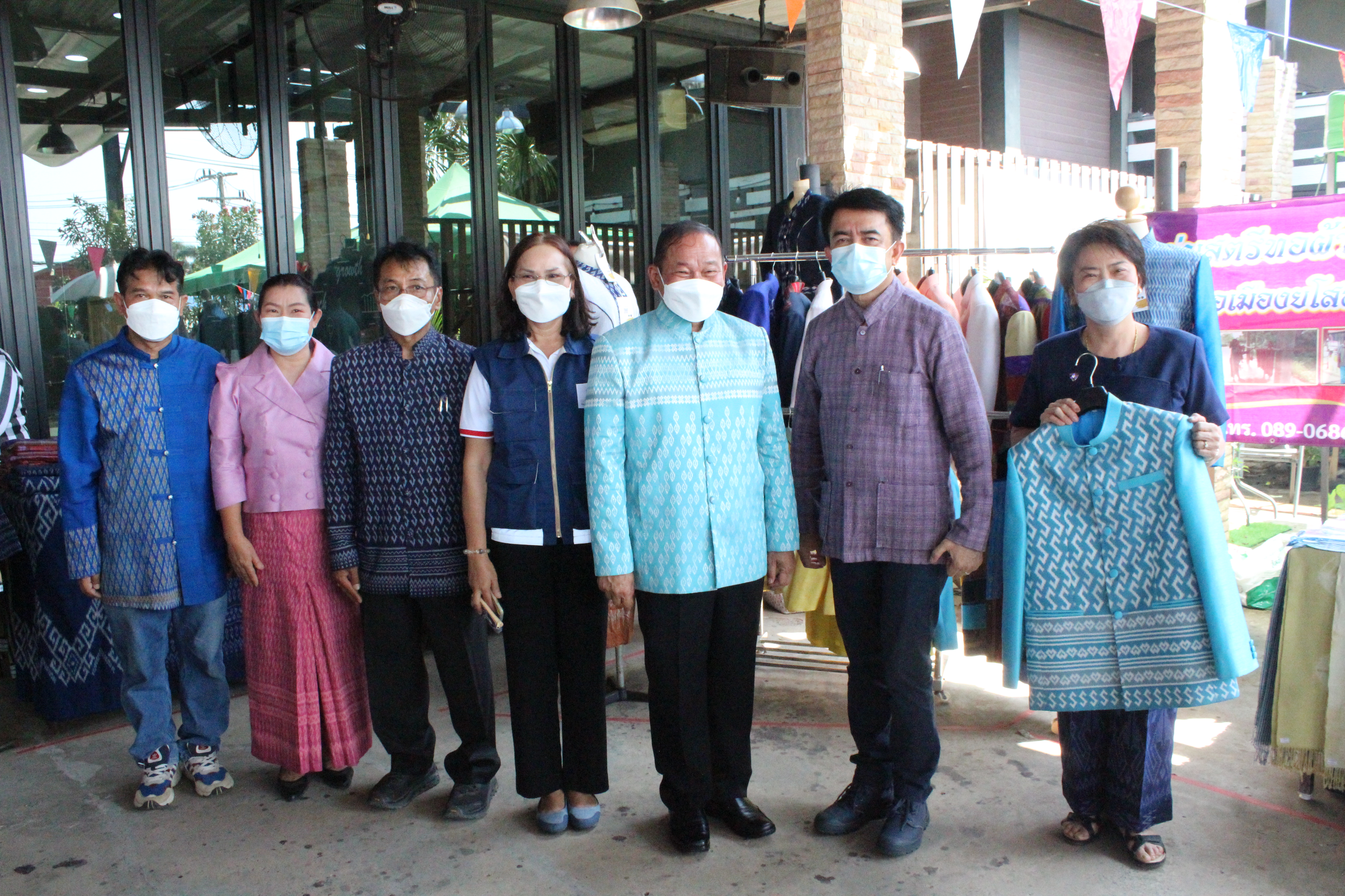 รองพ่อเมือง นำผู้ผลิต ผู้ประกอบการOTOP เปิดงาน “ ตลาดนัดคนไทยยิ้มได้ ”  ชม ชิม ช๊อป  ณ บริเวณตลาดนั่งเล่น  โรงแรมเจ.พี.เอ็มเมอรัลด์ อำเภอเมืองยโสธร  จังหวัดยโสธร