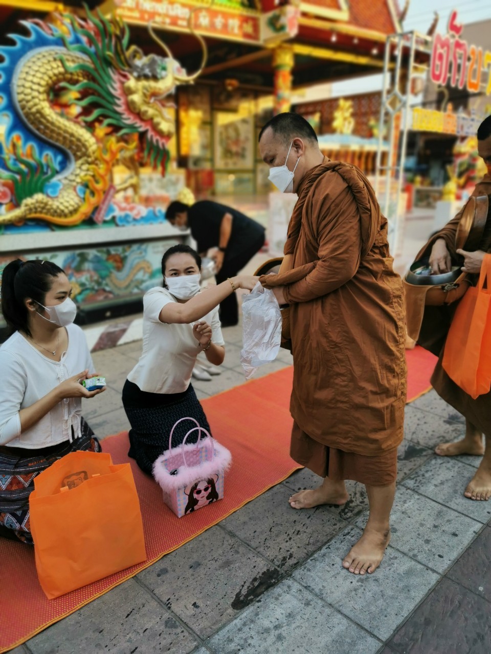 พช.ยโสธร  สวมผ้าไทย ใส่ให้สนุก อนุรักษ์ผ้าไทยให้ทันสมัย ทำบุญตักบาตร ในงานทำบุญตักบาตรย้อนยุควิถีถิ่นวิถีไทย และจำหน่ายสินค้า OTOP ณ ถนนคนเดินยโสธร เมืองเก่าบ้านสิงห์ท่า