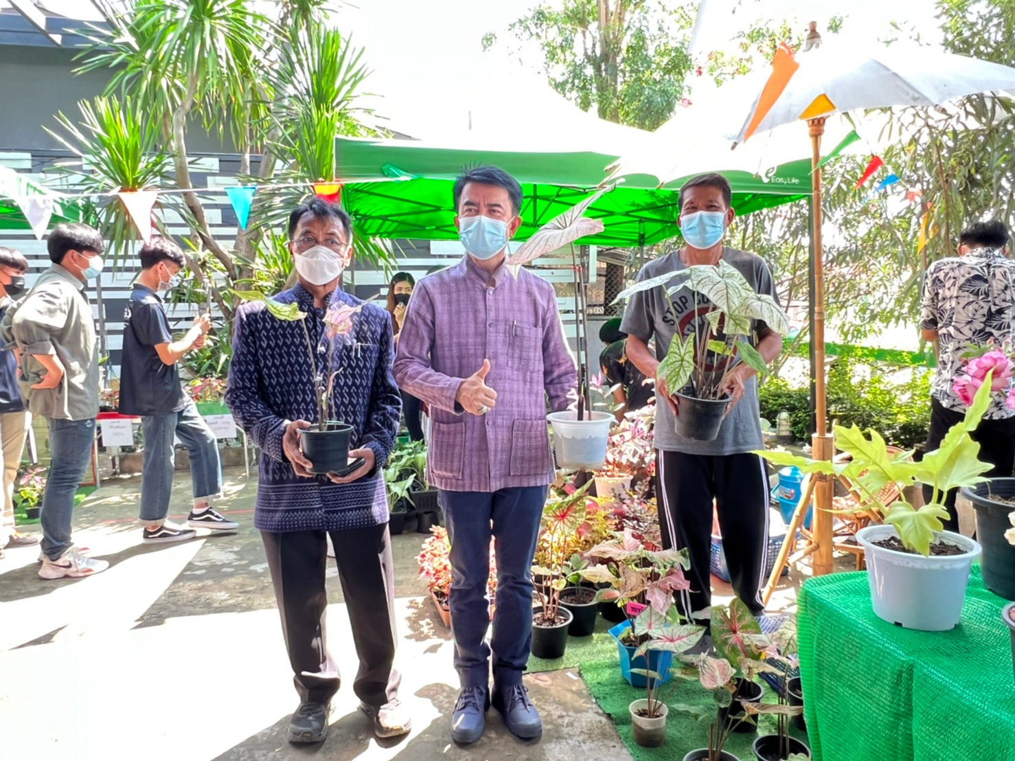 รองพ่อเมือง นำผู้ผลิต ผู้ประกอบการOTOP เปิดงาน “ ตลาดนัดคนไทยยิ้มได้ ”  ชม ชิม ช๊อป  ณ บริเวณตลาดนั่งเล่น  โรงแรมเจ.พี.เอ็มเมอรัลด์ อำเภอเมืองยโสธร  จังหวัดยโสธร