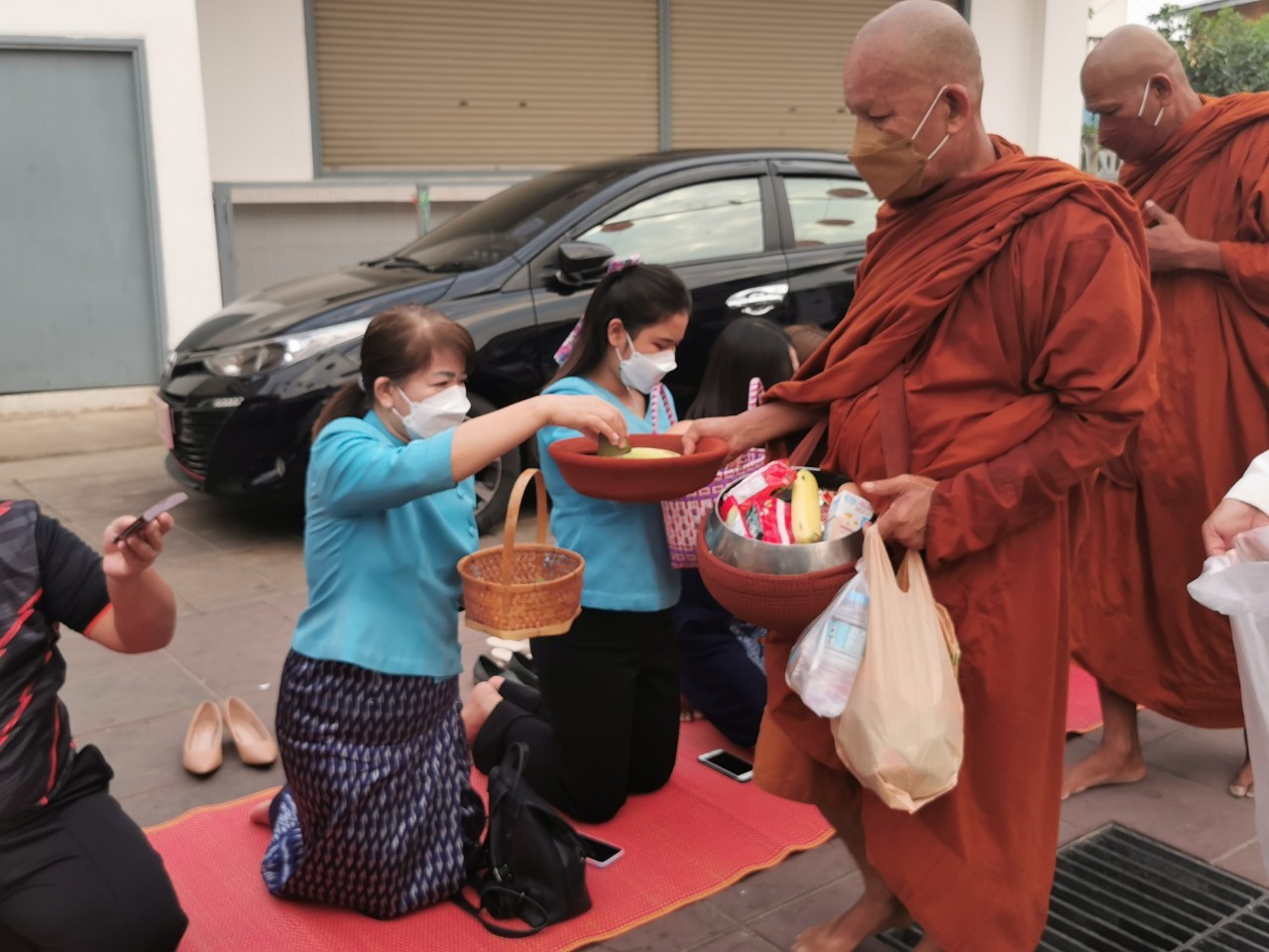 สวมผ้าไทยใส่ให้สนุก อนุรักษ์ผ้าไทยให้ทันสมัย ทำบุญตักบาตร ในงานทำบุญตักบาตรย้อนยุควิถีถิ่นวิถีไทย และจำหน่ายสินค้า OTOP ณ ถนนคนเดินยโสธร เมืองเก่าบ้านสิงห์ท่า