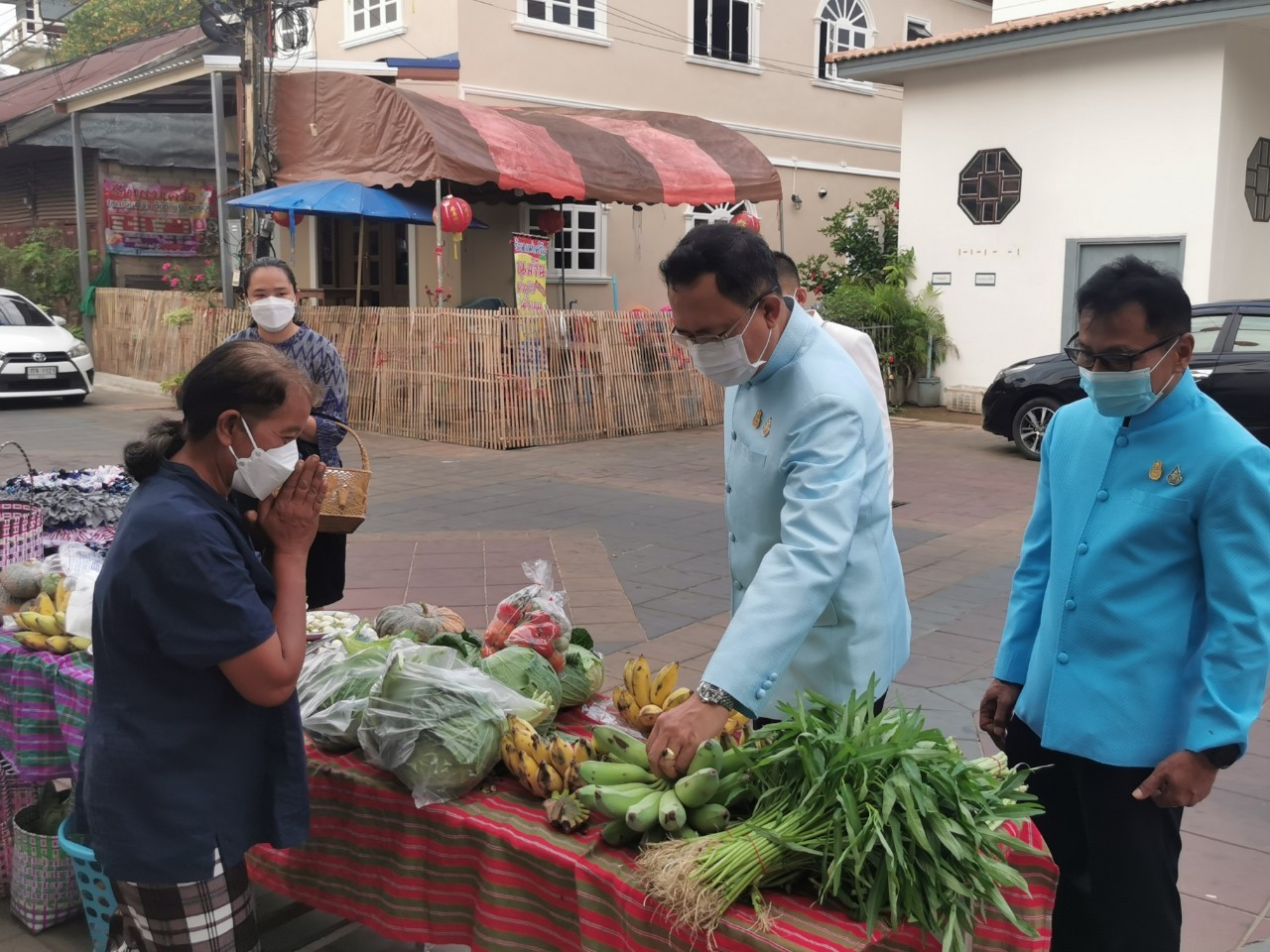 สวมผ้าไทยใส่ให้สนุก อนุรักษ์ผ้าไทยให้ทันสมัย ทำบุญตักบาตร ในงานทำบุญตักบาตรย้อนยุควิถีถิ่นวิถีไทย และจำหน่ายสินค้า OTOP ณ ถนนคนเดินยโสธร เมืองเก่าบ้านสิงห์ท่า