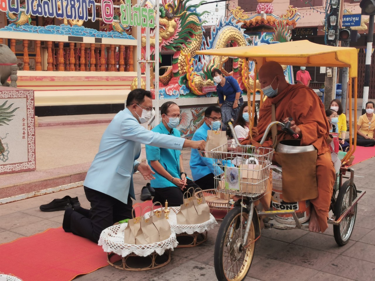 สวมผ้าไทยใส่ให้สนุก อนุรักษ์ผ้าไทยให้ทันสมัย ทำบุญตักบาตร ในงานทำบุญตักบาตรย้อนยุควิถีถิ่นวิถีไทย และจำหน่ายสินค้า OTOP ณ ถนนคนเดินยโสธร เมืองเก่าบ้านสิงห์ท่า