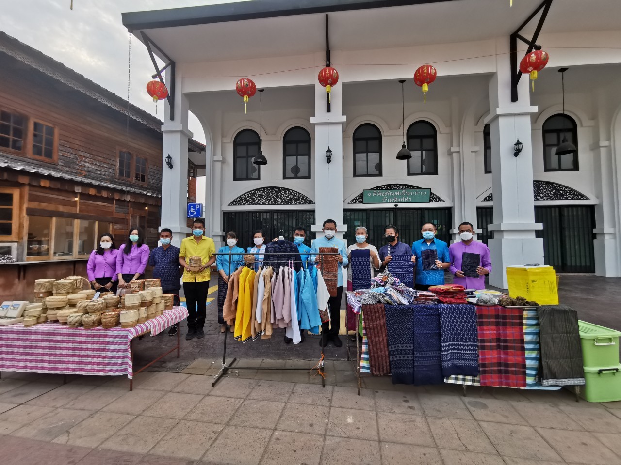 สวมผ้าไทยใส่ให้สนุก อนุรักษ์ผ้าไทยให้ทันสมัย ทำบุญตักบาตร ในงานทำบุญตักบาตรย้อนยุควิถีถิ่นวิถีไทย และจำหน่ายสินค้า OTOP ณ ถนนคนเดินยโสธร เมืองเก่าบ้านสิงห์ท่า