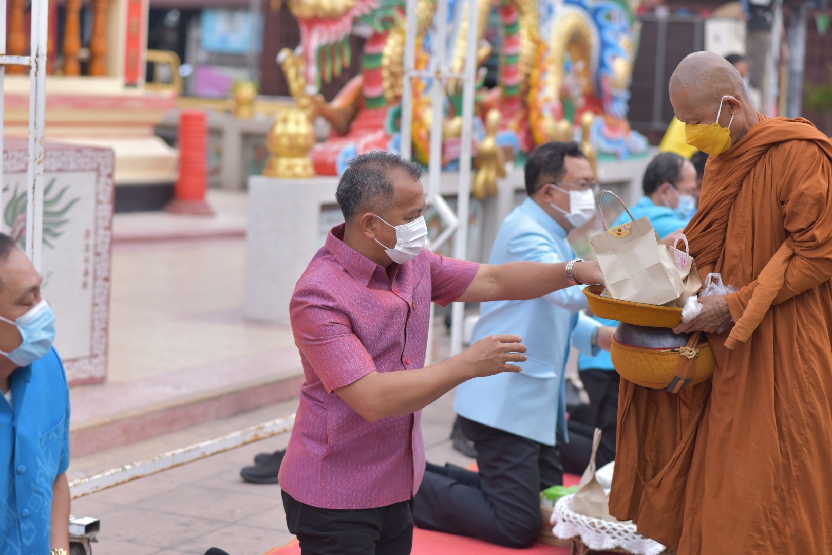 สวมผ้าไทยใส่ให้สนุก อนุรักษ์ผ้าไทยให้ทันสมัย ทำบุญตักบาตร ในงานทำบุญตักบาตรย้อนยุควิถีถิ่นวิถีไทย และจำหน่ายสินค้า OTOP ณ ถนนคนเดินยโสธร เมืองเก่าบ้านสิงห์ท่า