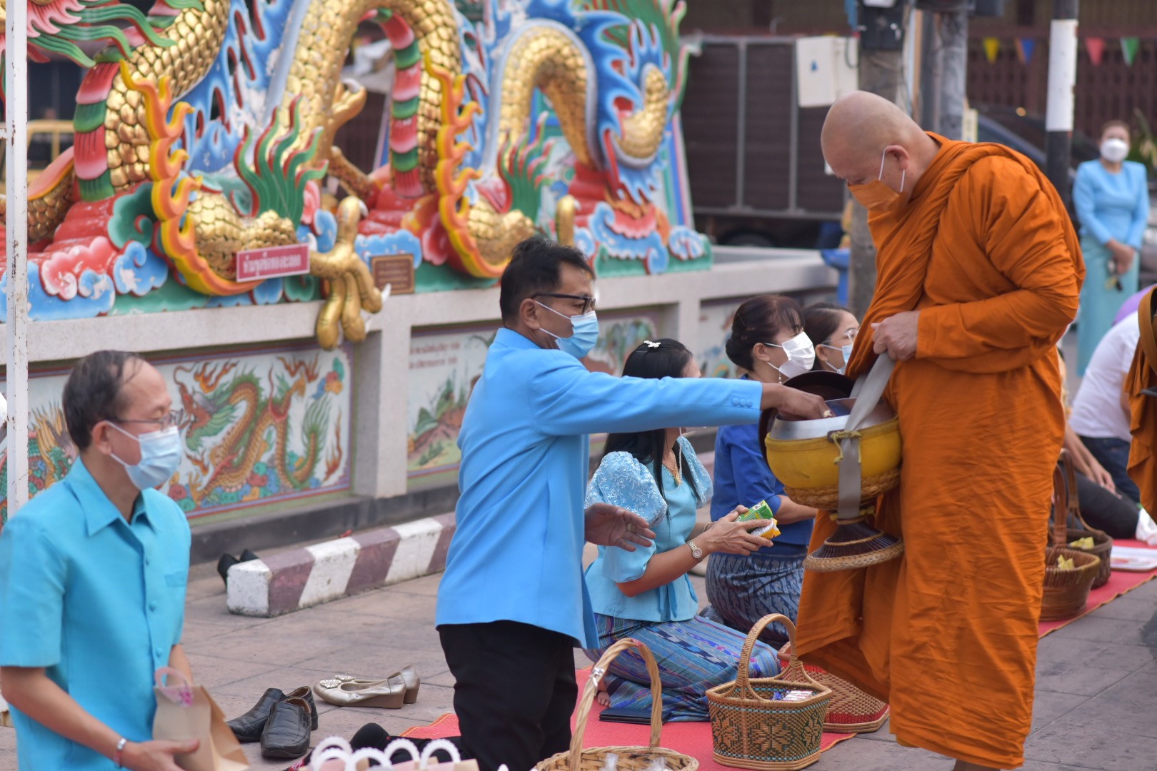 สวมผ้าไทยใส่ให้สนุก อนุรักษ์ผ้าไทยให้ทันสมัย ทำบุญตักบาตร ในงานทำบุญตักบาตรย้อนยุควิถีถิ่นวิถีไทย และจำหน่ายสินค้า OTOP ณ ถนนคนเดินยโสธร เมืองเก่าบ้านสิงห์ท่า
