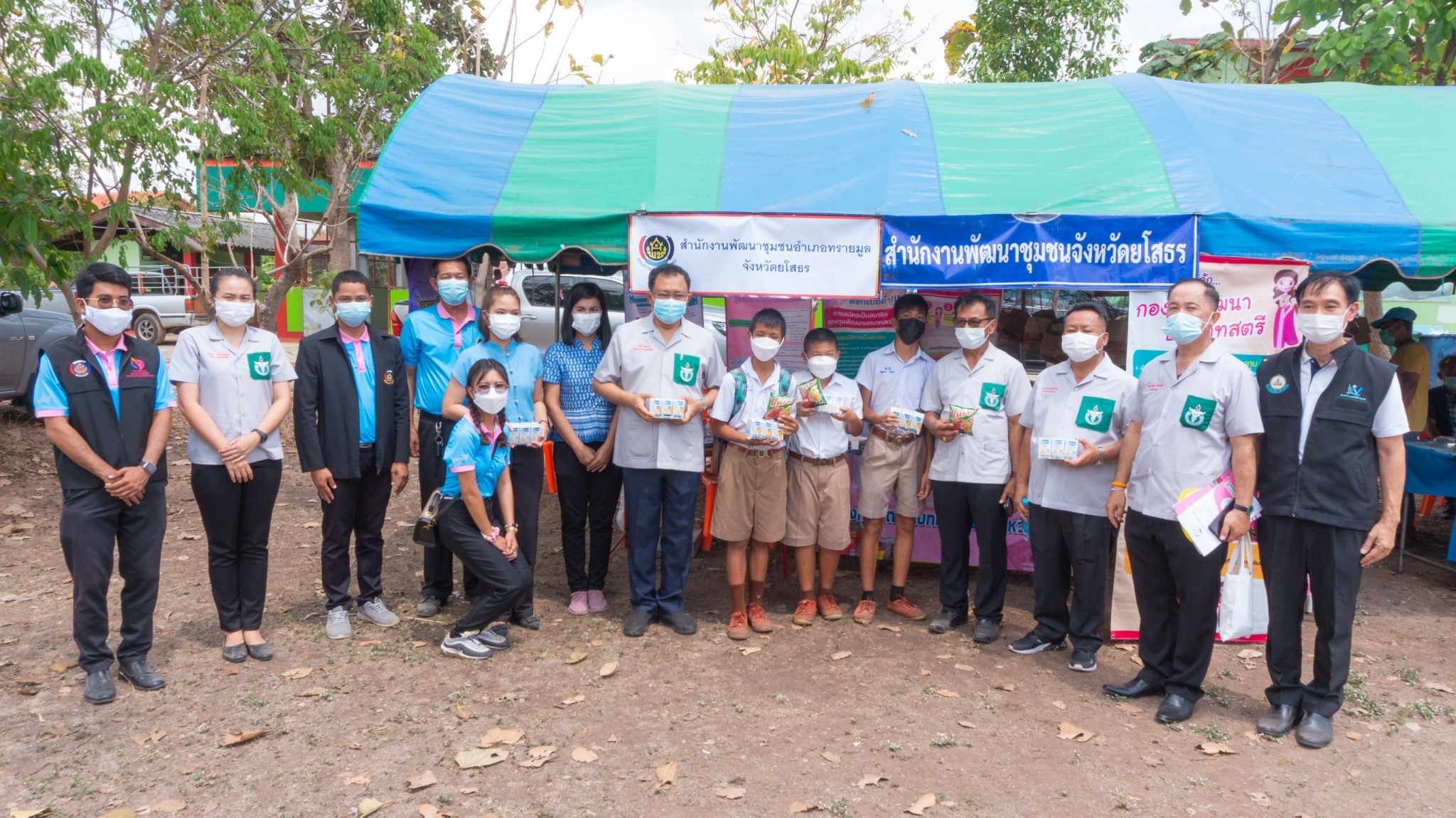 พช.ยโสธร   ร่วมนำหน่วยแพทย์เคลื่อนที่ พอ.สว. พร้อมจังหวัดเคลื่อนที่ “เพิ่มรอยยิ้ม เติมความสุข ให้คนยโสธร” ครั้งที่ 6/2565