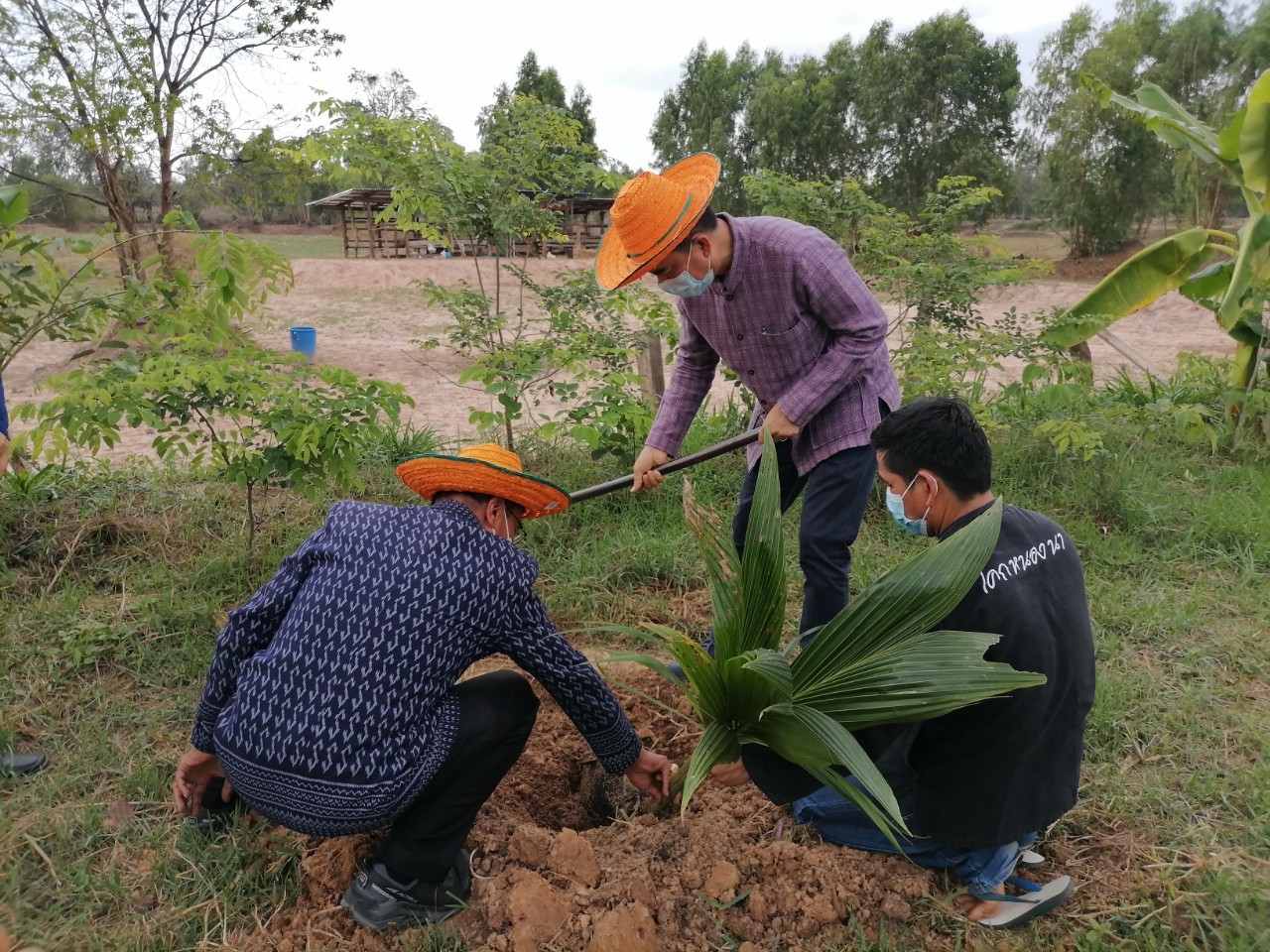 รองพ่อเมือง ลงพื้นที่ติดตาม/ สนับสนุน / ให้กำลังใจ กลุ่มครัวเรือน เป้าหมาย TPMAP ปี 2565 และโครงการพัฒนาพื้นที่ต้นแบบเพื่อการพัฒนาคุณภาพชีวิตตามหลักทฤษฎีใหม่ประยุกต์สู่โคกหนองนาโมเดล ของครัวเรือน