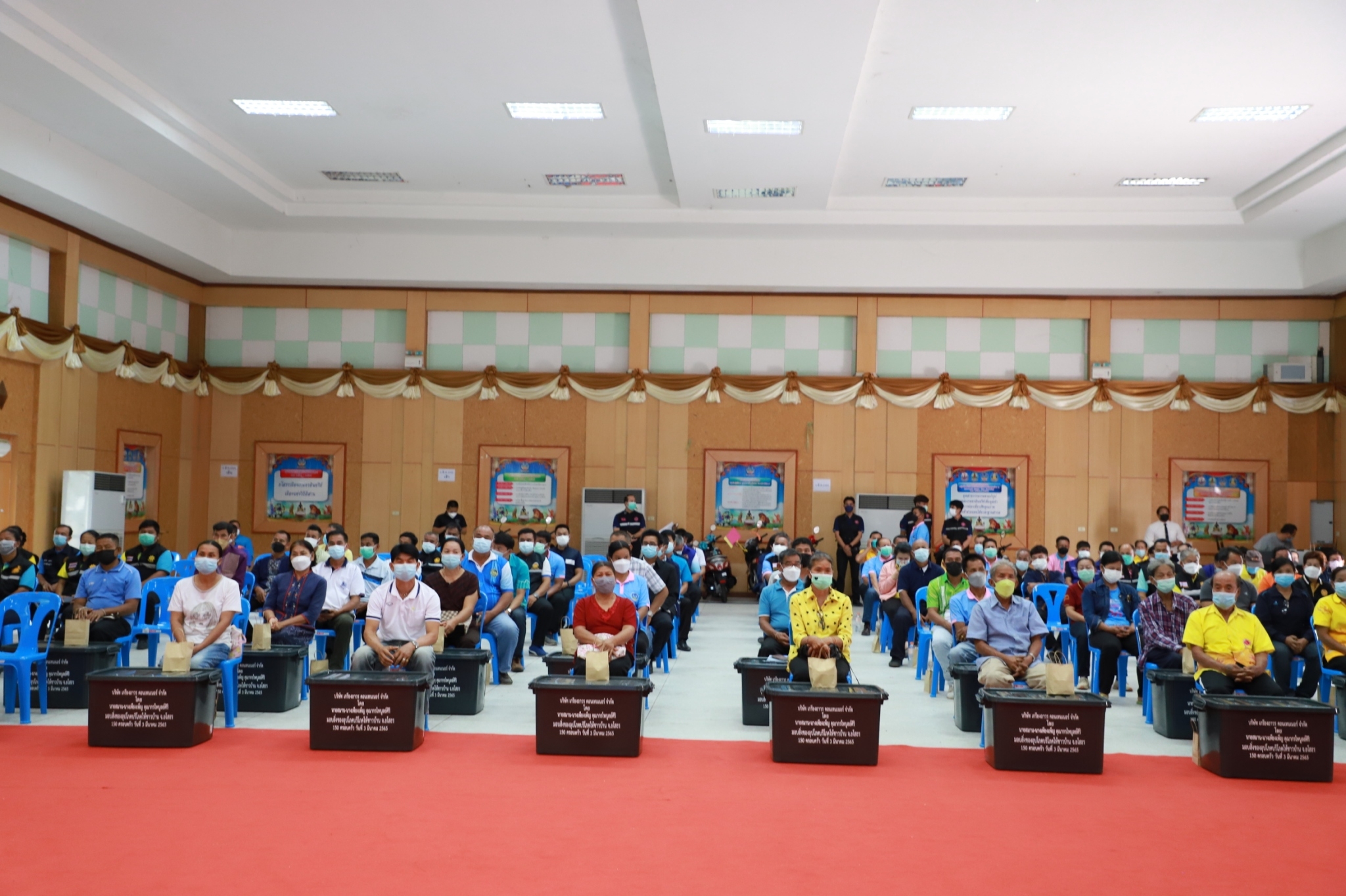 พช.ยโสธร ร่วมเป็นเกียร์ติในพิธีมอบถังน้ำ/สิ่งของอุปโภคบริโภคและเก้าอี้สุขา ให้ผู้ที่ขาดแคลน ผู้สูงอายุ ผู้พิการ