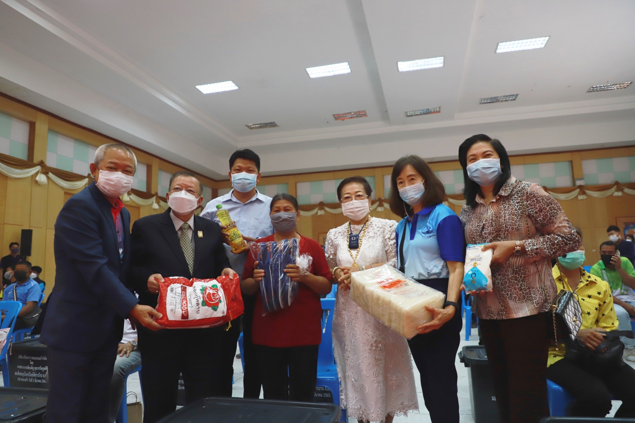พช.ยโสธร ร่วมเป็นเกียร์ติในพิธีมอบถังน้ำ/สิ่งของอุปโภคบริโภคและเก้าอี้สุขา ให้ผู้ที่ขาดแคลน ผู้สูงอายุ ผู้พิการ
