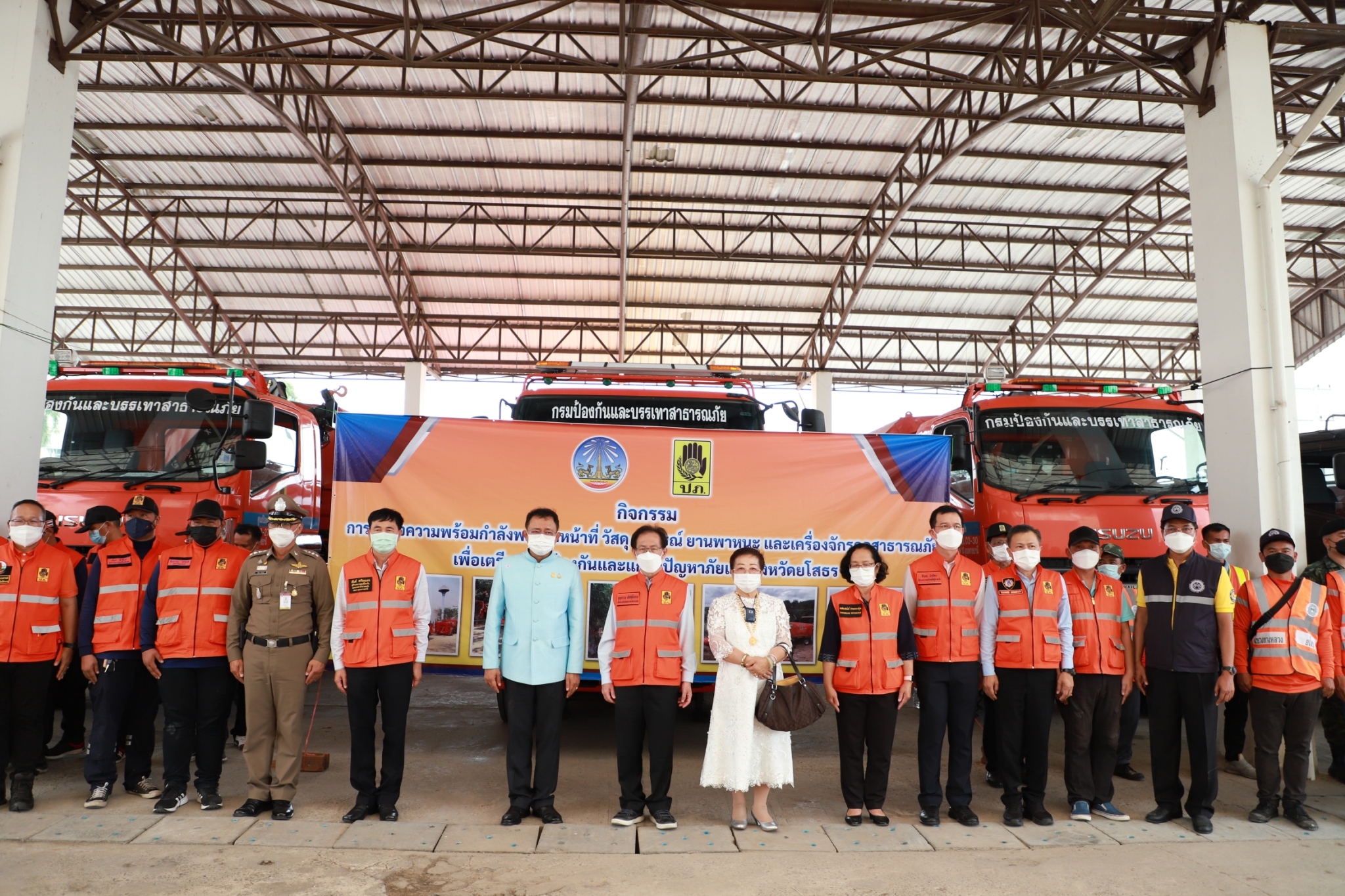 พช.ยโสธร ร่วมเป็นเกียร์ติในพิธีมอบถังน้ำ/สิ่งของอุปโภคบริโภคและเก้าอี้สุขา ให้ผู้ที่ขาดแคลน ผู้สูงอายุ ผู้พิการ