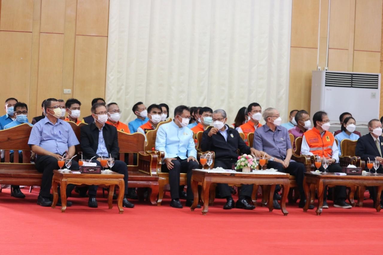 พช.ยโสธร ร่วมเป็นเกียร์ติในพิธีมอบถังน้ำ/สิ่งของอุปโภคบริโภคและเก้าอี้สุขา ให้ผู้ที่ขาดแคลน ผู้สูงอายุ ผู้พิการ