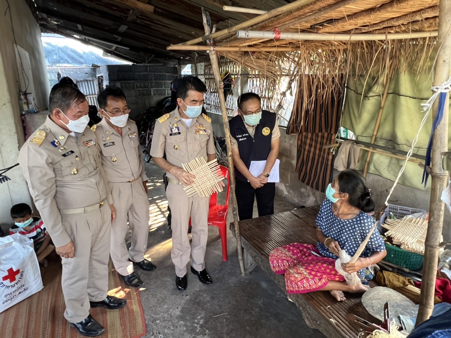 พช.ยโสธร  รองพ่อเมือง ลงพื้นที่ปฏิบัติการ “คนยโสธร…ไม่ทอดทิ้งกัน” ภายใต้ศูนย์อำนวยการขจัดความยากจนและพัฒนาคนทุกช่วงวัยอย่างยั่งยืนตามหลักปรัชญาของเศรษฐกิจพอเพียงจังหวัดยโสธร ณ อำเภอเมืองยโสธร