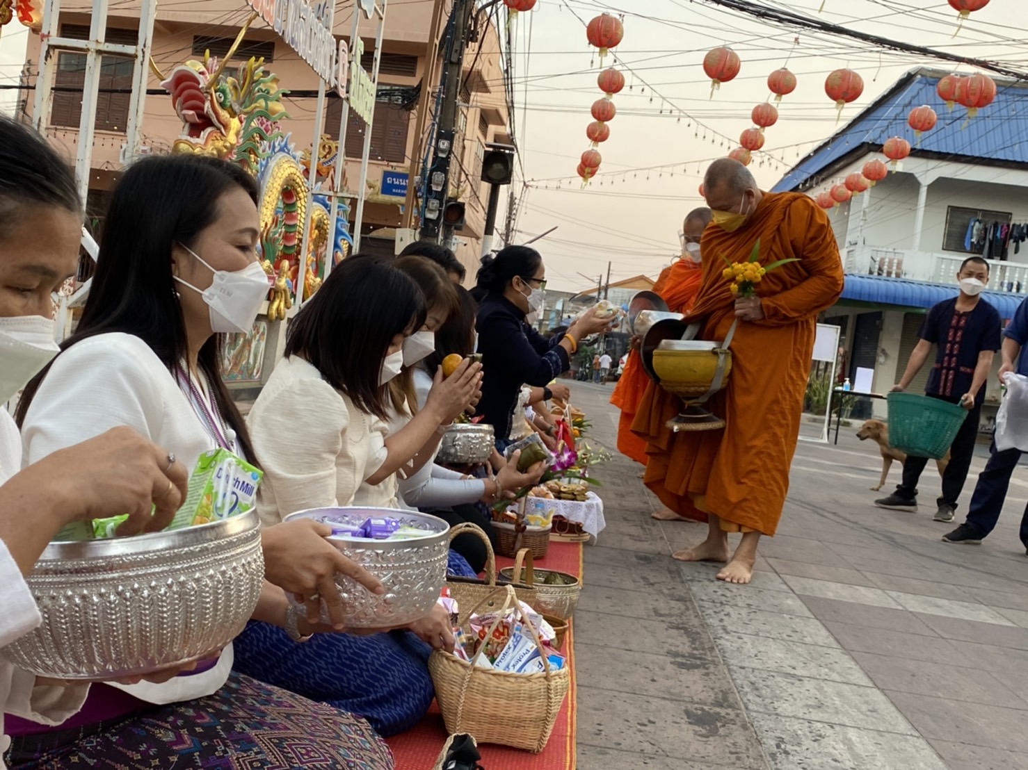 พช.ยโสธร  สวมผ้าไทย ใส่ให้สนุก อนุรักษ์ผ้าไทยให้ทันสมัย ทำบุญตักบาตร ในงานทำบุญตักบาตรย้อนยุควิถีถิ่นวิถีไทย และจำหน่ายสินค้า OTOP ณ ถนนคนเดินยโสธร เมืองเก่าบ้านสิงห์ท่า