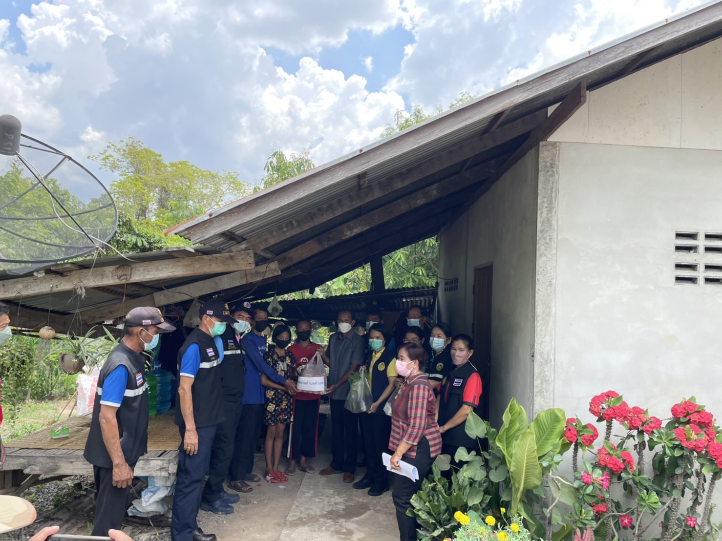 รองพ่อเมืองยโสธร ลงพื้นที่ปฏิบัติการ “คนยโสธร…ไม่ทอดทิ้งกัน” ภายใต้ศูนย์อำนวยการขจัดความยากจนและพัฒนาคนทุกช่วงวัยอย่างยั่งยืนตามหลักปรัชญาของเศรษฐกิจพอเพียง จังหวัดยโสธร